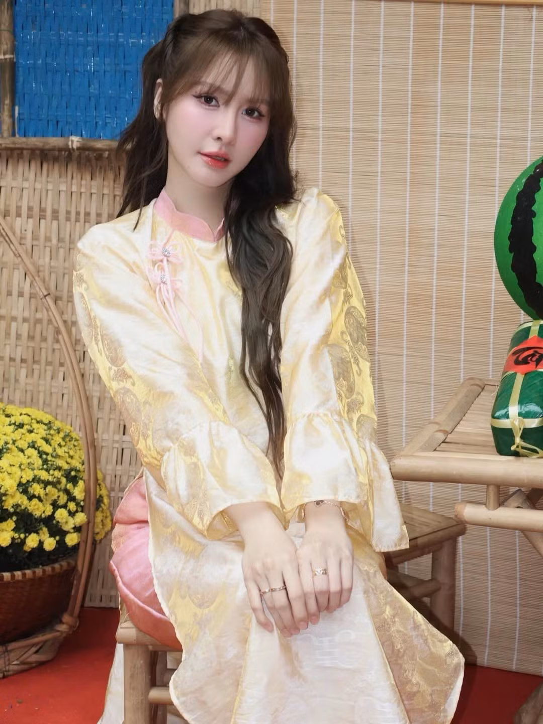 Bộ ảnh được thực hiện trong bối cảnh ngập tràn không khí Tết với hoa đào, bao lì xì và những biểu tượng quen thuộc như bánh chưng, dưa hấu đỏ. (Ảnh: IGNV)