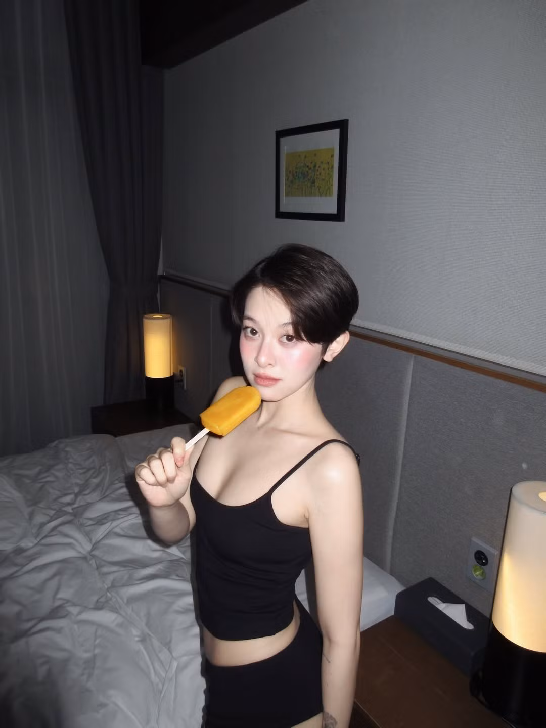 Bộ ảnh sinh nhật lần này của Hà My nhanh chóng nhận được "bão like" và hàng loạt lời chúc mừng từ người hâm mộ. Đa số ý kiến đều cho rằng phong cách tóc tém thực sự sinh ra để dành cho cô, giúp cô nổi bật giữa dàn hot girl hiện nay. (Ảnh: IGNV)