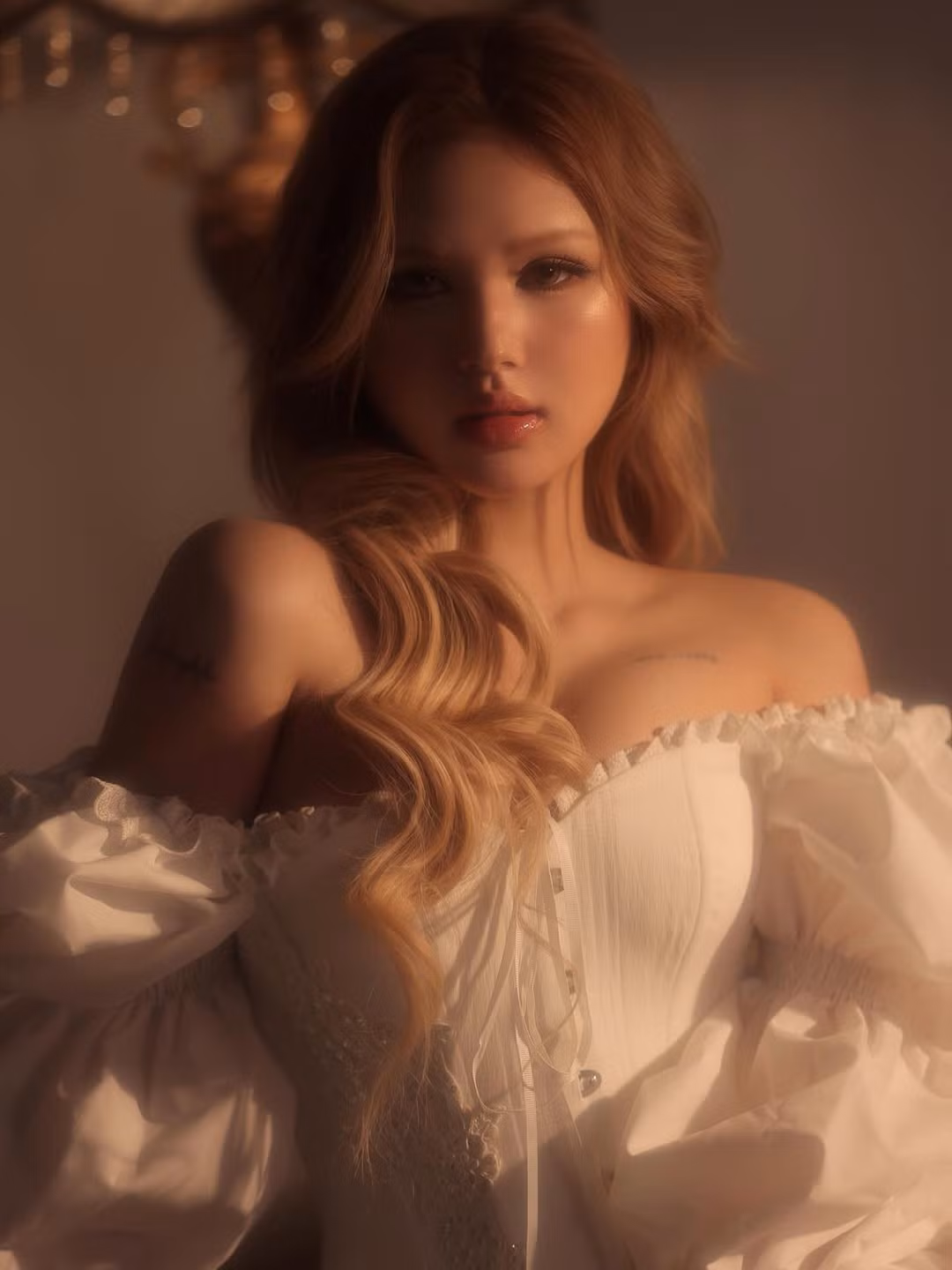 Cô diện chiếc váy corset trắng trễ vai, tay bồng lãng mạn, tôn lên bờ vai thon thả và vòng một đầy đặn. (Ảnh: FBNV)