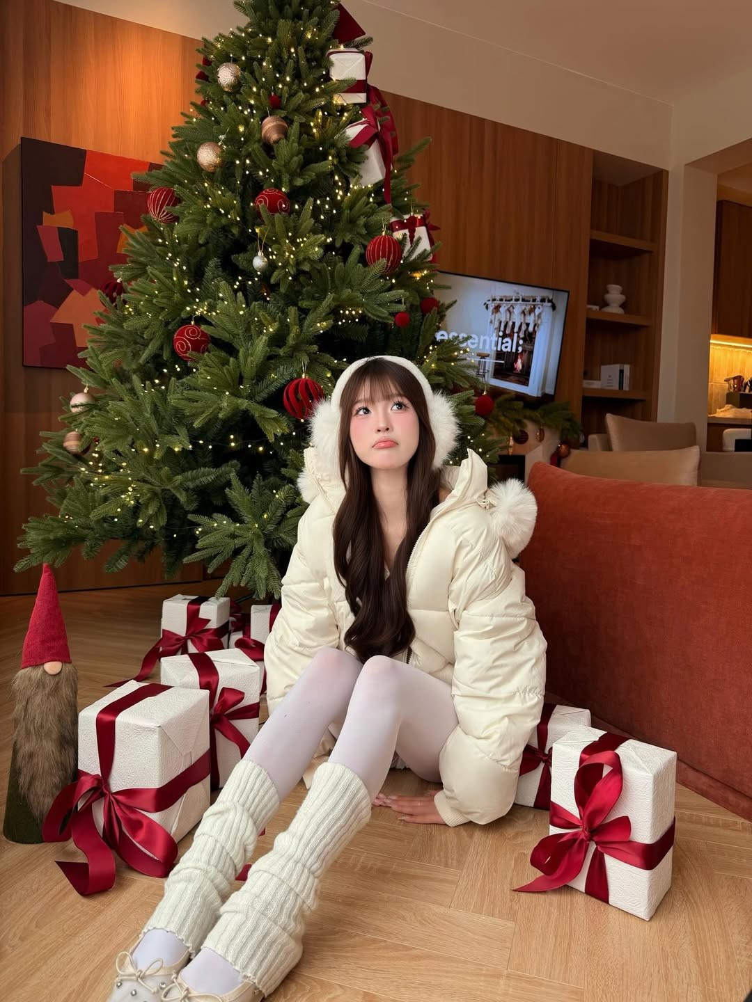 Cũng với khung hình này, cách đây ít ngày, Wyn Anh cũng từng nhá hàng một bộ ảnh để chào đón lễ Giáng sinh năm nay. (Ảnh: IGNV)