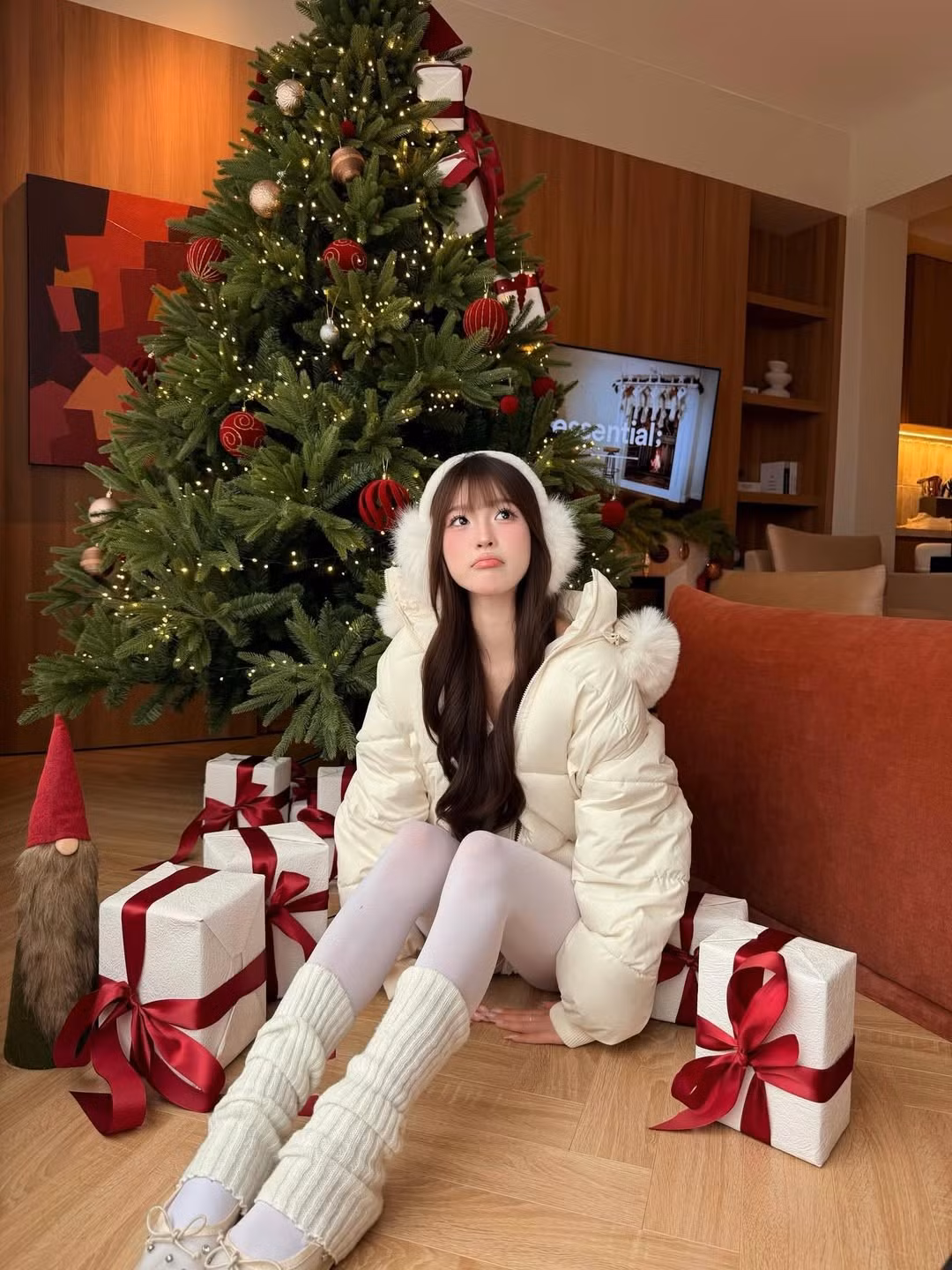 Cũng với khung hình này, cách đây ít ngày, Wyn Anh cũng từng nhá hàng một bộ ảnh để chào đón lễ Giáng sinh năm nay. (Ảnh: IGNV)