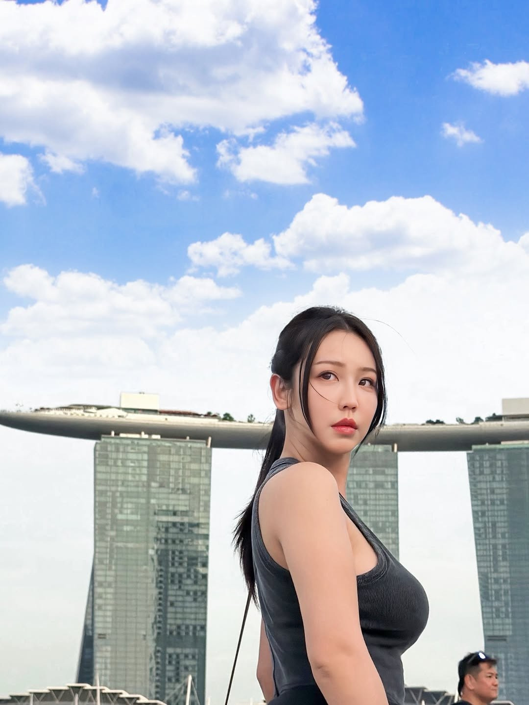 Cô nàng đã chụp ảnh với tòa nhà Marina Bay Sands, công viên Merlion, hay nhà hát Esplanade, những địa danh nổi tiếng đã xuất hiện trong tập phim của "Thám tử lừng danh Conan". (Ảnh: IGNV)