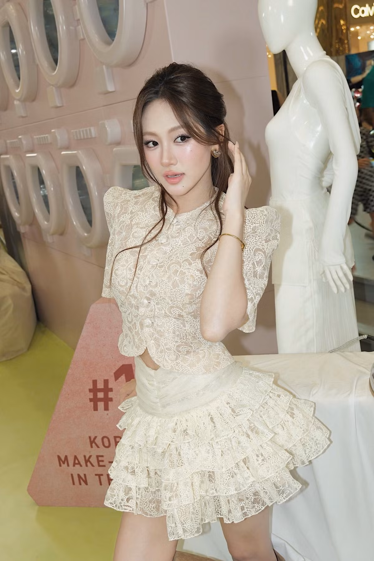 Túc Anh Hoa gây ấn tượng với phong cách cá nhân nhẹ nhàng, nữ tính nhưng cũng không kém phần sang trọng. (Ảnh: FBNV)