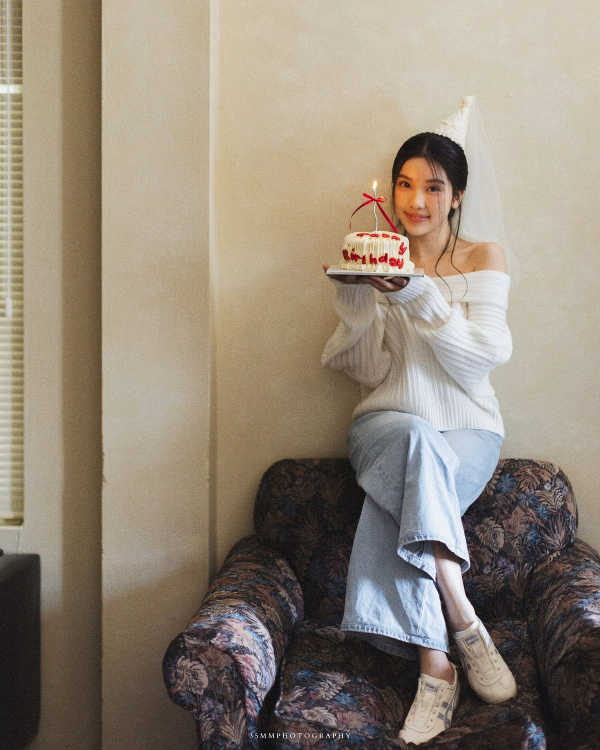 Kết hợp cùng quần jeans ống rộng và đôi giày sneaker năng động, cô nàng mang đến một hình ảnh vừa nữ tính, vừa gần gũi như "cô gái nhà bên". (Ảnh: FBNV)