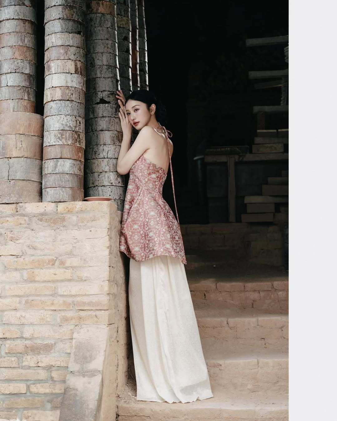 Bộ trang phục giúp nữ diễn viên khéo léo khoe trọn bờ vai trần thon thả và tấm lưng trần gợi cảm, tạo nên sự giao thoa hoàn hảo giữa nét hiện đại và vẻ đẹp kín đáo của phụ nữ Việt xưa. (Ảnh: IGNV)