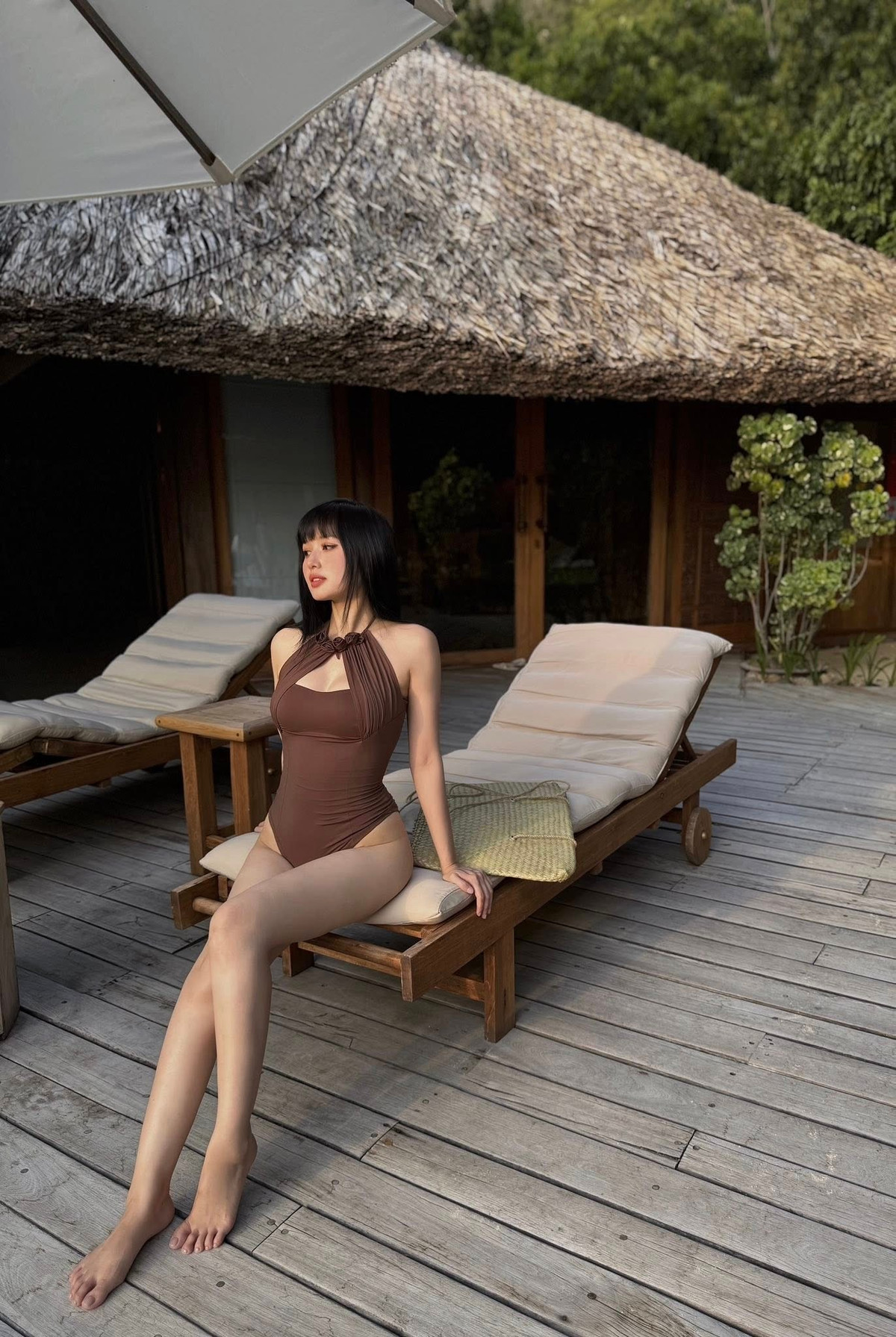 Dù ở góc chụp nào, cô cũng khoe được vóc dáng săn chắc, đặc biệt là vòng eo thon gọn và đôi chân dài. (Ảnh: FBNV)