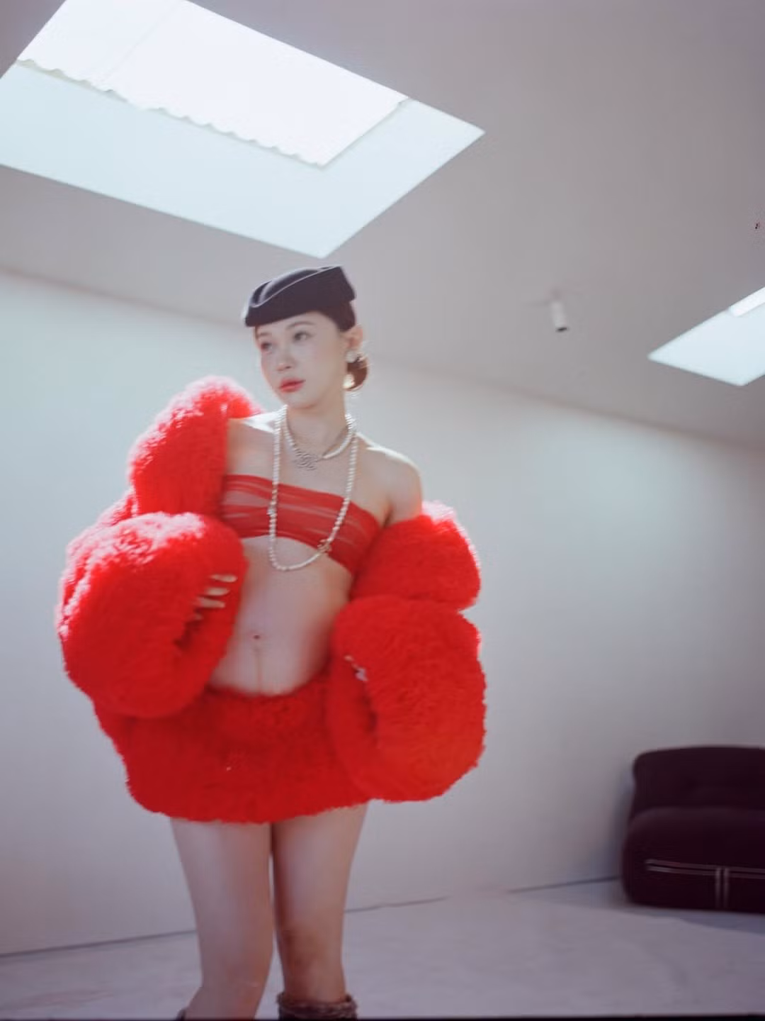 Cô nàng kết hợp với áo ống xuyên thấu màu đỏ bên trong, khoe trọn bụng bầu lớn ở giai đoạn cuối thai kỳ. (Ảnh: IGNV)