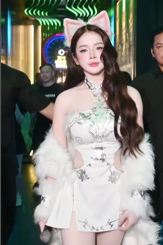 Thiết kế xẻ tà cao, cùng những đường cut-out tinh tế ở eo và đùi, giúp tôn lên vóc dáng nuột nà và đôi chân dài của nữ DJ. (Ảnh: IGNV)