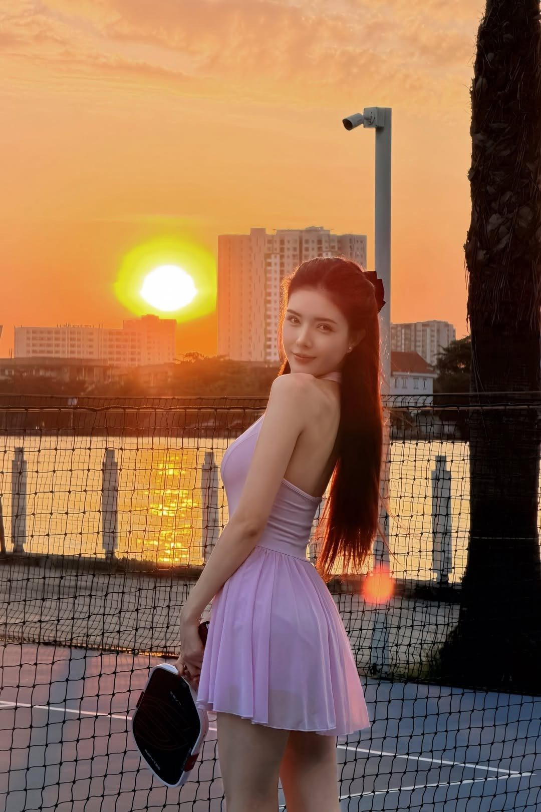 Mái tóc được cô nàng cột nửa đầu, khéo léo tôn lên gương mặt nhỏ nhắn. (Ảnh: IGNV)