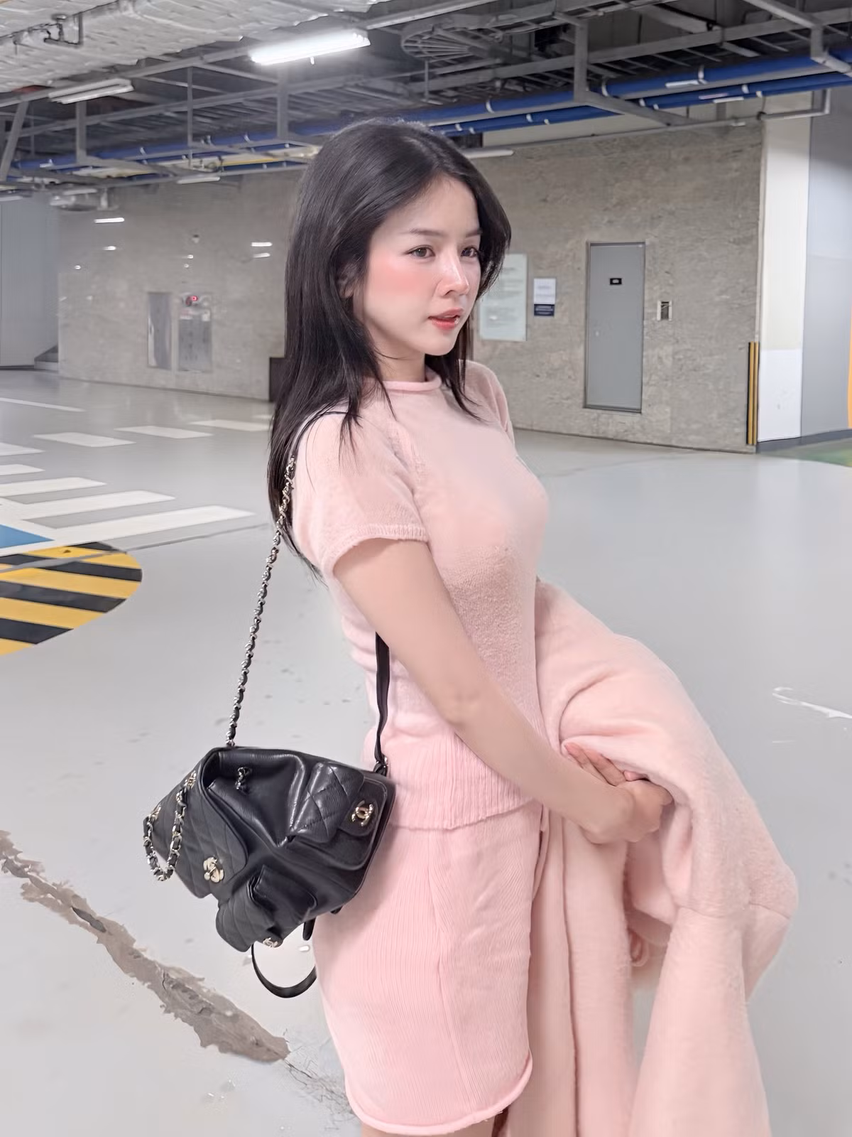 Ở phần bình luận của bộ ảnh, nhiều người đã dành lời khen ngợi đến nhan sắc cũng như thần thái của DJ: "Ả ta biết ả xinh", "công chúa giá đáo", "xinh quá đi mất". (Ảnh: FBNV)