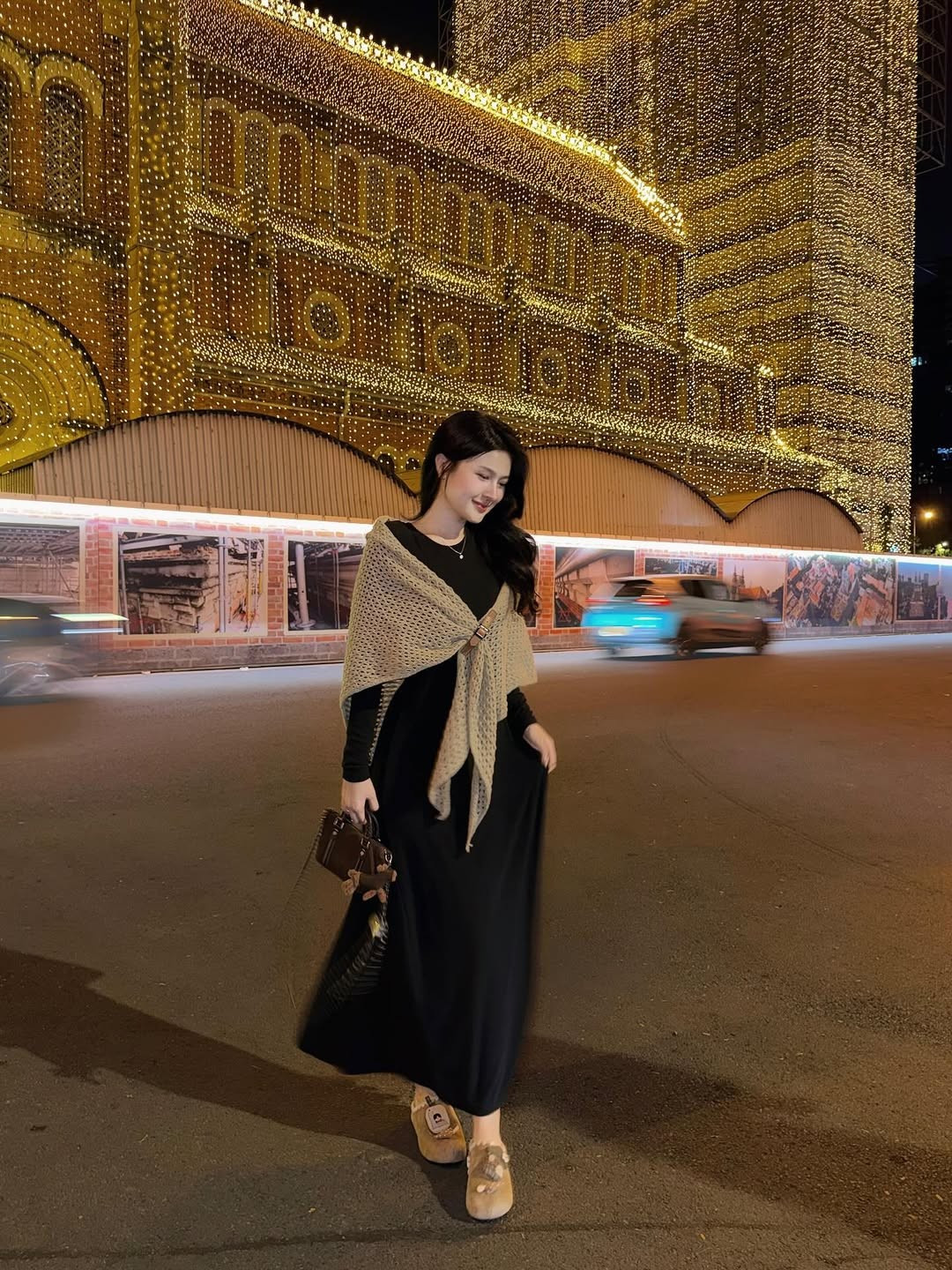 Cách tạo dáng của cô nàng rất tự nhiên, khi thì mỉm cười nhẹ nhàng, khi thì nhìn xa xăm, tạo nên một "vibe" rất thơ. (Ảnh: IG @ni_na_le_)