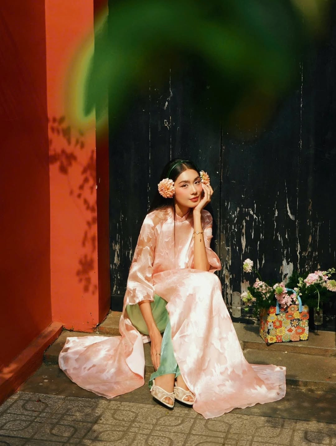 Chiếc quần lụa xanh ngọc đi kèm tạo nên sự phối màu vừa cổ điển vừa trendy.(Ảnh: IGNV)