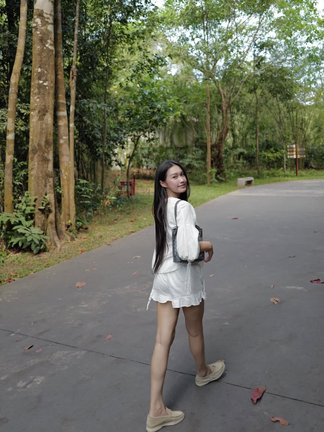 Với mái tóc đen dài suôn mượt đặc trưng và lối trang điểm nhẹ nhàng như không, Doãn Hải My toát lên vẻ đẹp thanh thuần, nhẹ nhàng. (Ảnh: IGNV)