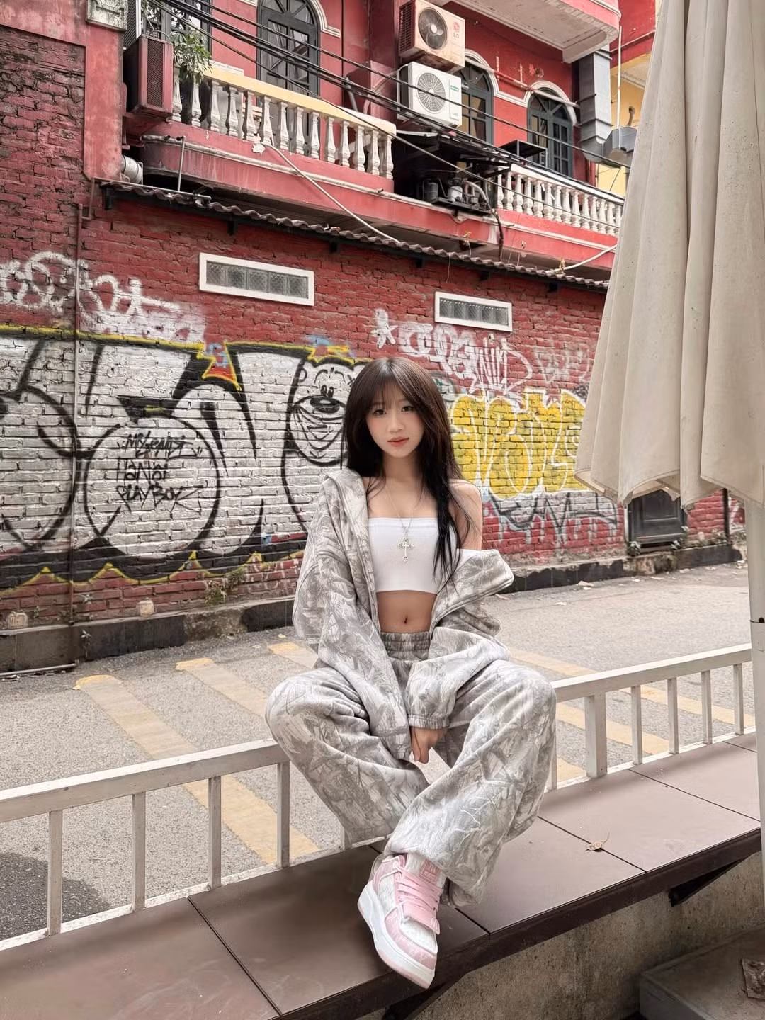 Cách diện áo khoác hờ hững giúp bộ trang phục bớt đi sự nặng nề của đồ nỉ, tạo nên vẻ ngoài năng động nhưng không kém phần quyến rũ. (Ảnh: IGNV)