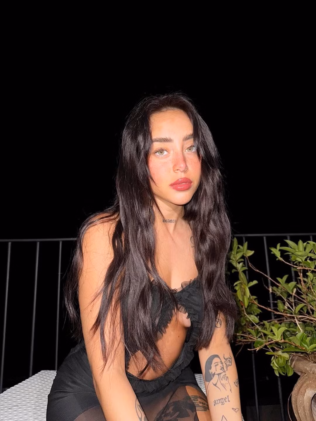 Nicki Nicole sở hữu vẻ ngoài nóng bỏng, cuốn hút và cá tính, hoàn toàn phù hợp với hình tượng của một nữ rapper sắc sảo.