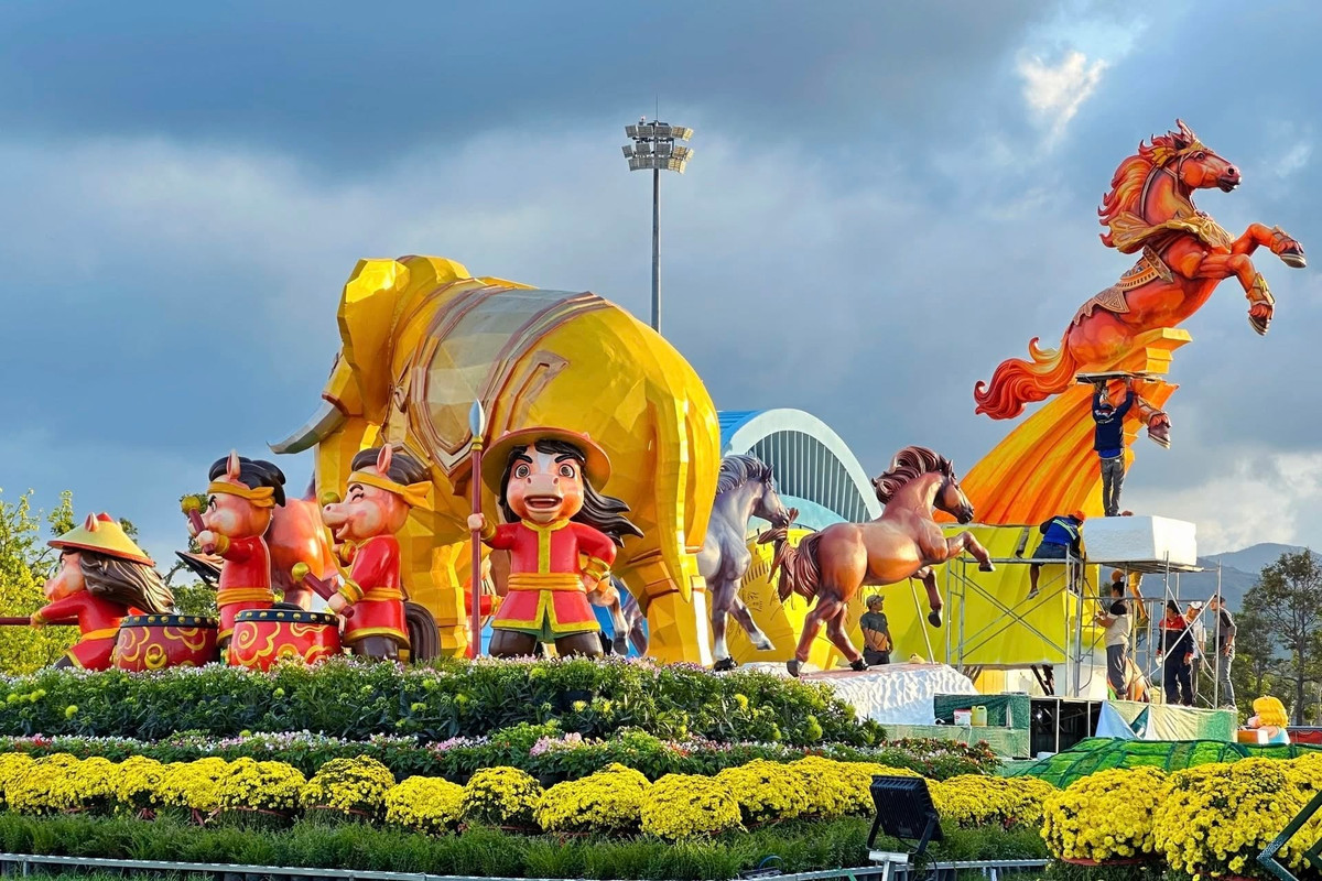 Bên cạnh đó, cụm linh vật được kết hợp cùng thảm hoa và tiểu cảnh phục vụ người dân, du khách tham quan.