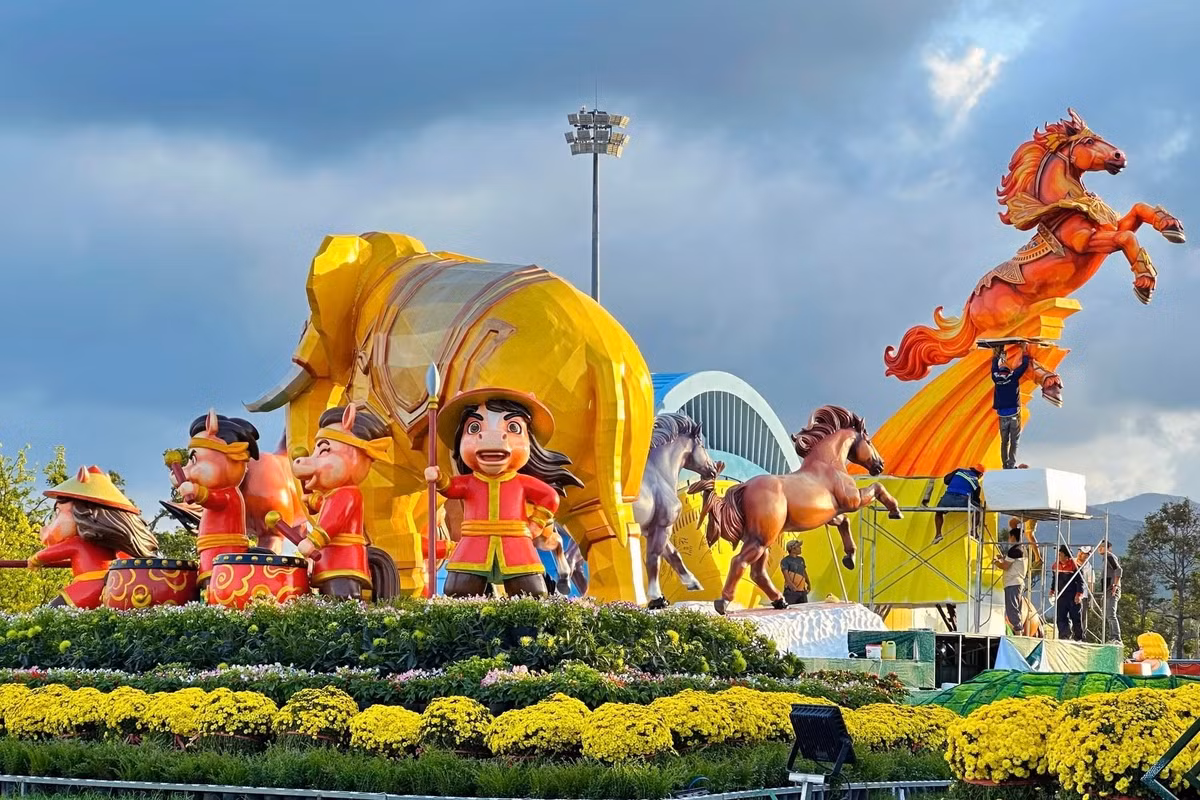 Bên cạnh đó, cụm linh vật được kết hợp cùng thảm hoa và tiểu cảnh phục vụ người dân, du khách tham quan.