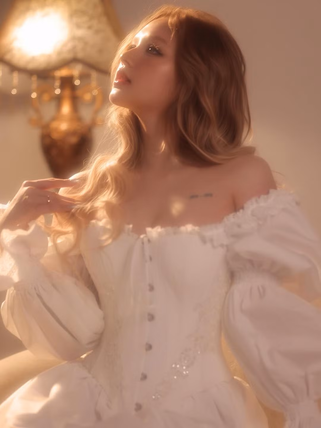 Phần corset được thắt eo tinh tế, nhấn nhá bằng họa tiết ren và chi tiết dây buộc, tạo nên vẻ ngoài vừa gợi cảm vừa kiêu sa. (Ảnh: FBNV)