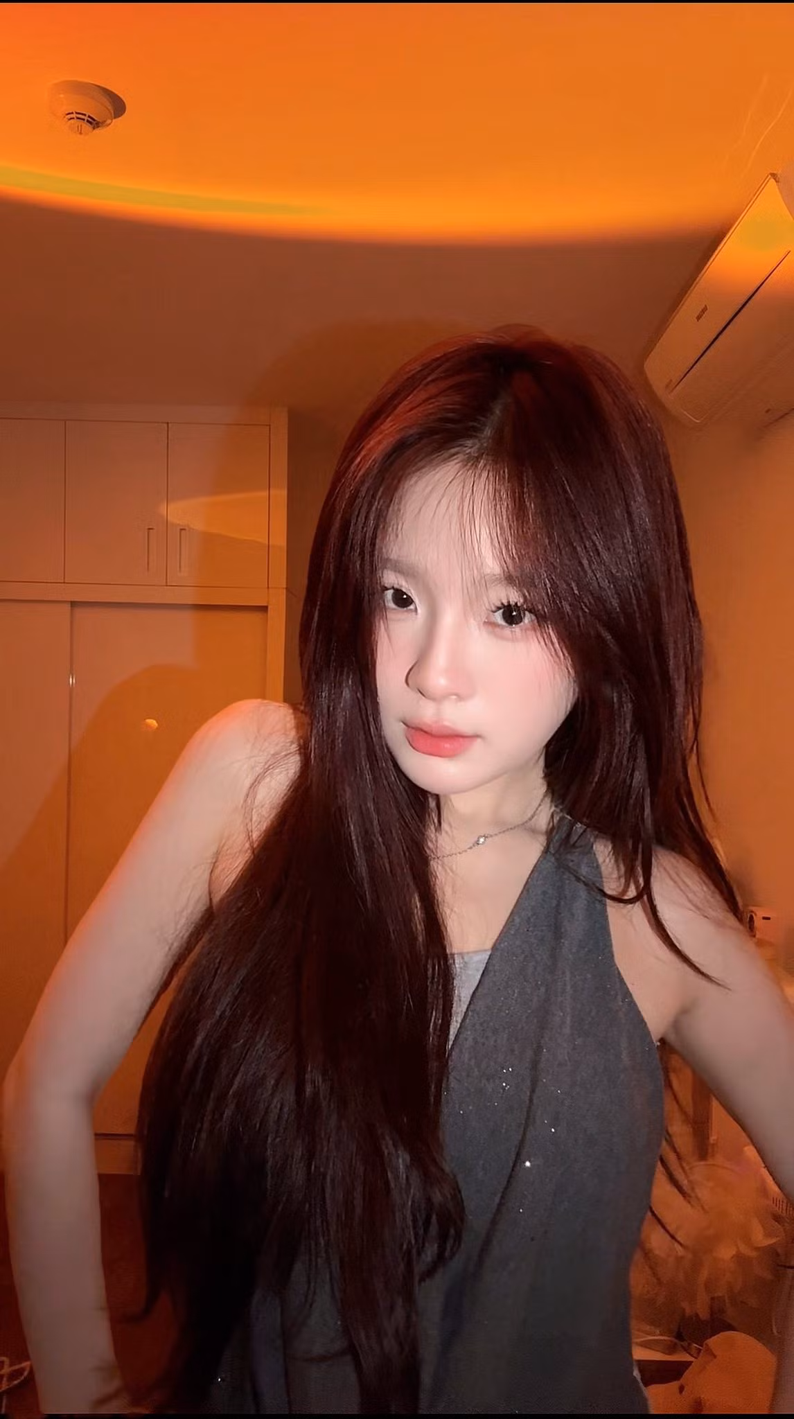 Đặc biệt, đôi mắt to tròn, long lanh được nhấn nhá bằng hàng mi cong vút và một chút nhũ nhẹ nhàng, tạo ánh nhìn hút hồn. Mái tóc dài, bồng bềnh xõa tự nhiên càng làm tăng thêm vẻ mềm mại và cuốn hút cho gương mặt. (Ảnh: Facebook Trần Nguyễn Hồng Ngọc)