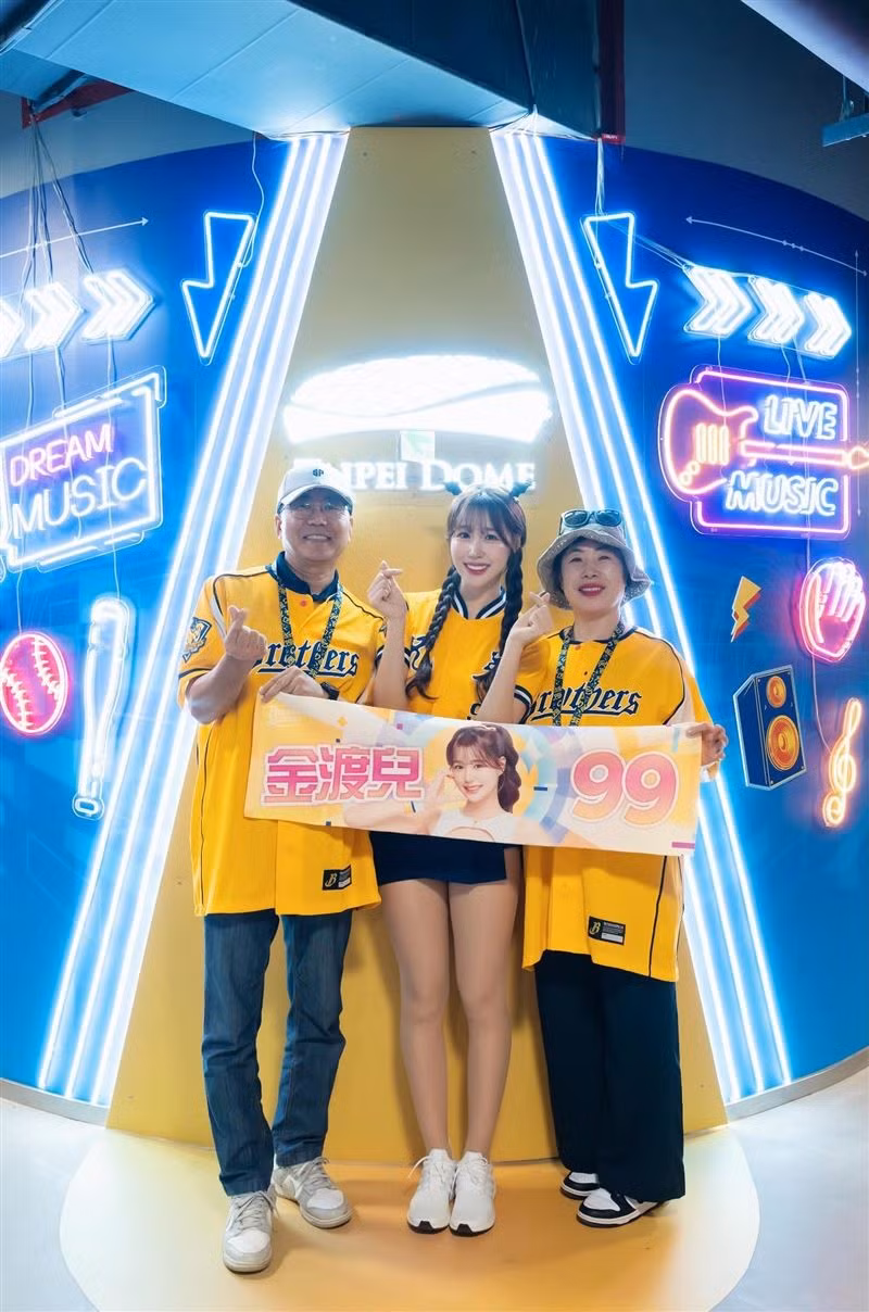 Dù phải đối mặt với nỗi đau quá lớn, Kim Do-ah vẫn cố gắng duy trì lịch trình làm việc và các buổi livestream định kỳ. Cô chia sẻ: "Bởi vì có những người hâm mộ luôn chờ đợi và gia đình cần tôi bảo vệ, tôi đã không muốn thể hiện sự yếu đuối của mình ra ngoài". Cô luôn nỗ lực mang đến một hình ảnh tươi tắn, tràn đầy năng lượng trên sân khấu và trước ống kính, dù bên trong là những lo âu về sức khỏe của bố. (Ảnh: IGNV)