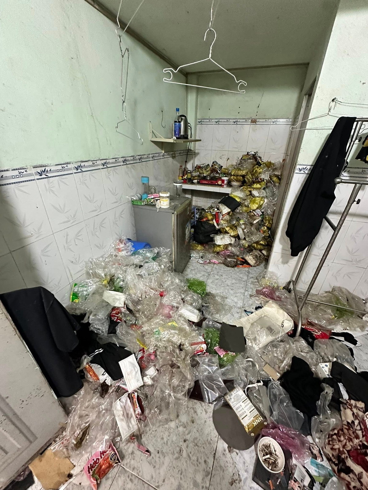 Thế nhưng, sau khi anh chàng bất ngờ "mất hút" và nợ 2 tháng tiền phòng, chủ trọ mới tá hỏa mở cửa vào kiểm tra.