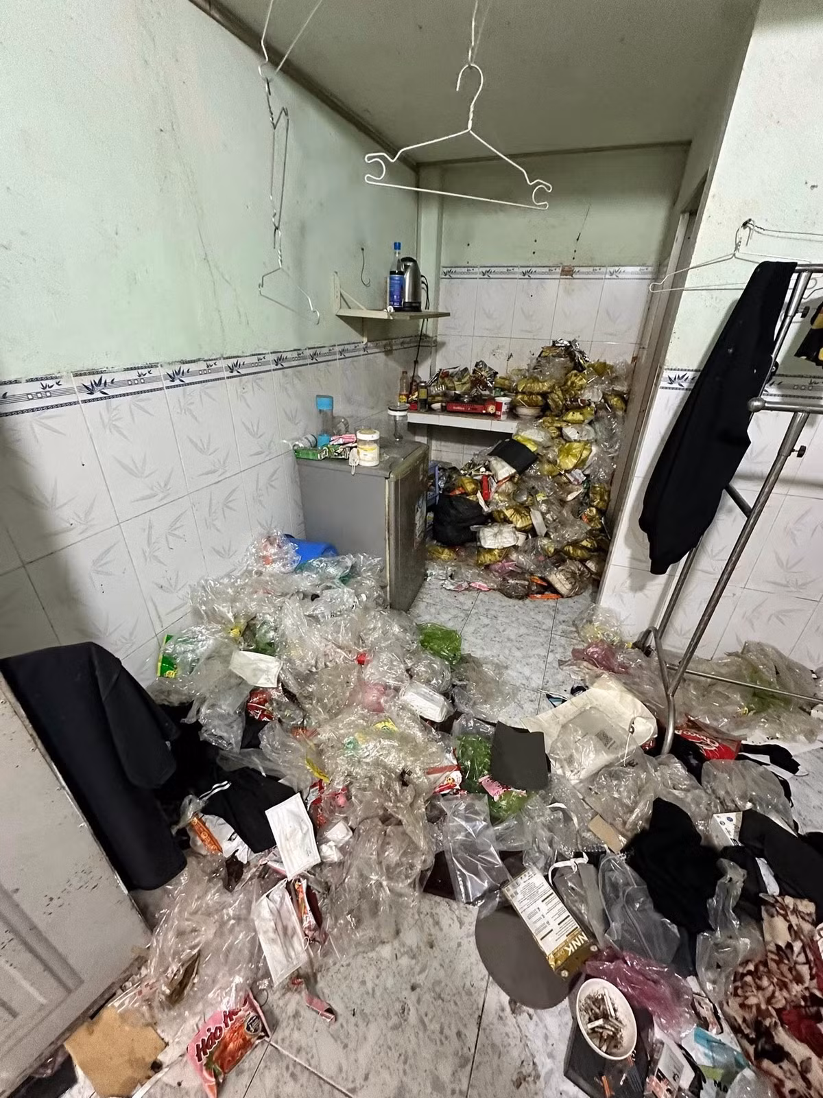 Thế nhưng, sau khi anh chàng bất ngờ "mất hút" và nợ 2 tháng tiền phòng, chủ trọ mới tá hỏa mở cửa vào kiểm tra.