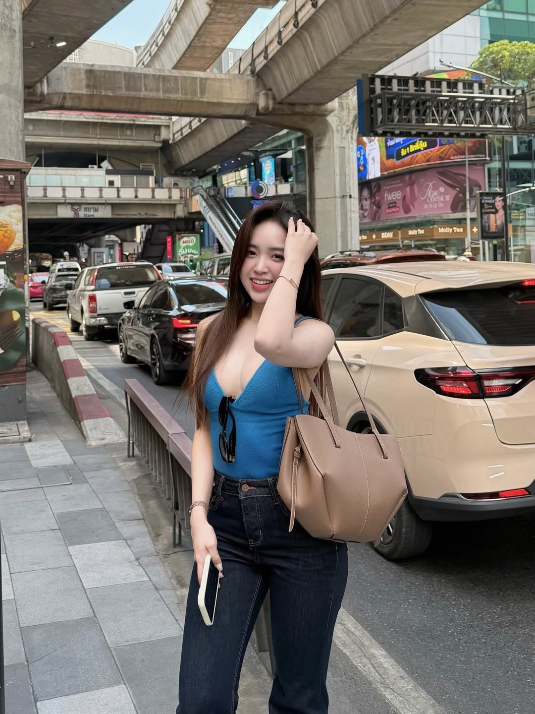 Kết hợp với đó là chiếc quần jean tối màu không chỉ mang lại sự thoải mái mà còn giúp tôn lên đôi chân dài miên man, tạo hiệu ứng thị giác kéo dài vóc dáng.(Ảnh: IGNV)