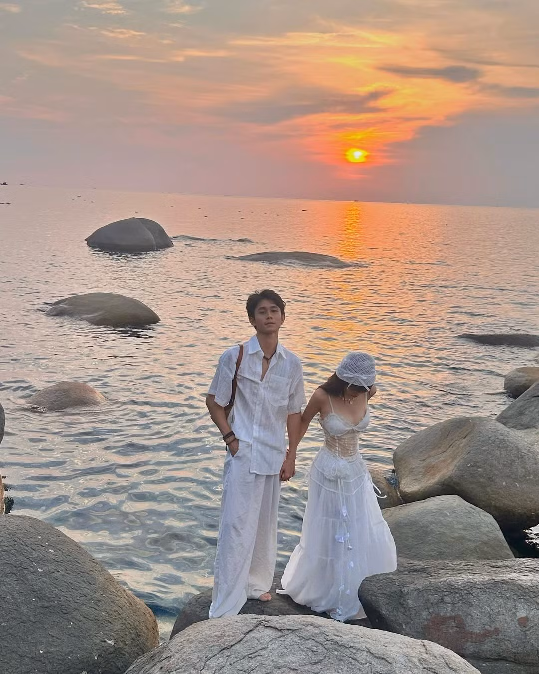 Ánh mắt trìu mến, những cái nắm tay ngọt ngào giữa khung cảnh biển chiều thơ mộng đủ khiến fan phải thốt lên: “Đẹp như poster phim Hàn!”