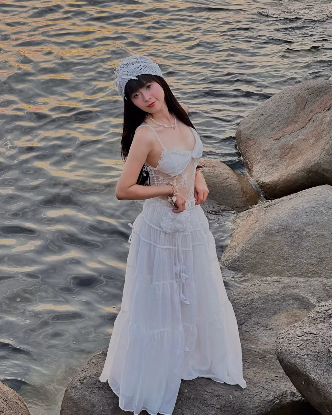 Vẫn là làn da trắng mịn, đôi mắt mơ màng cùng mái tóc dài buông nhẹ, Thúy Kiều ngày càng ghi dấu với hình ảnh trưởng thành, quyến rũ hơn sau thời gian nổi tiếng.