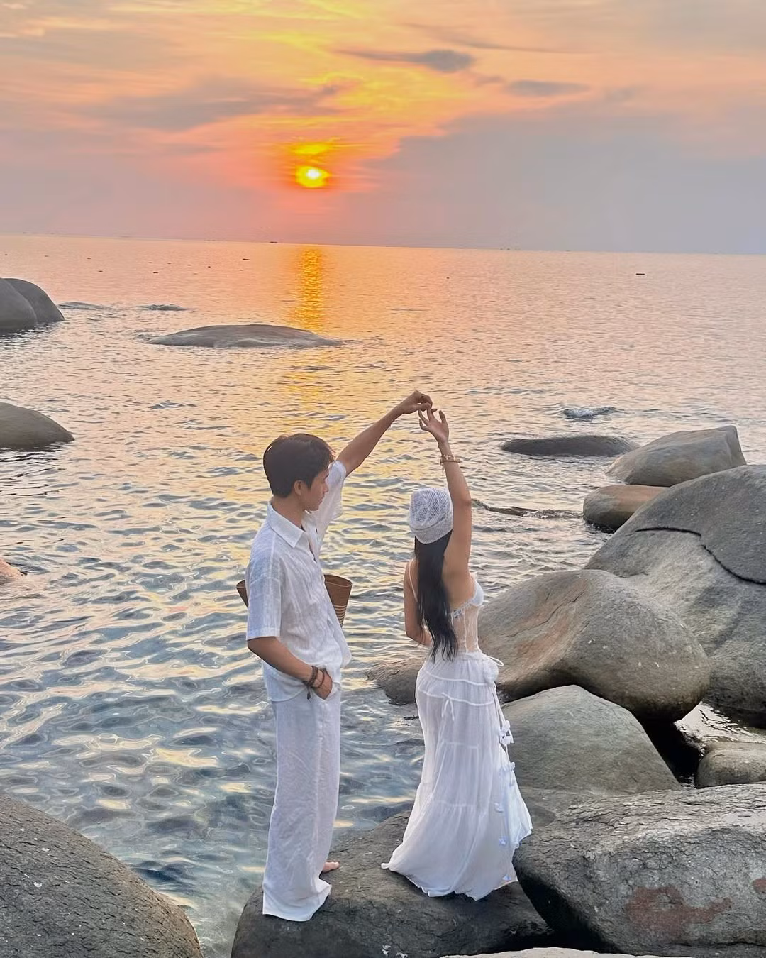 Không hề kém cạnh, bạn trai của Thúy Kiều cũng diện nguyên cây trắng đơn giản nhưng tinh tế, tạo nên tổng thể "trai xinh gái đẹp" cực kỳ ăn ảnh.