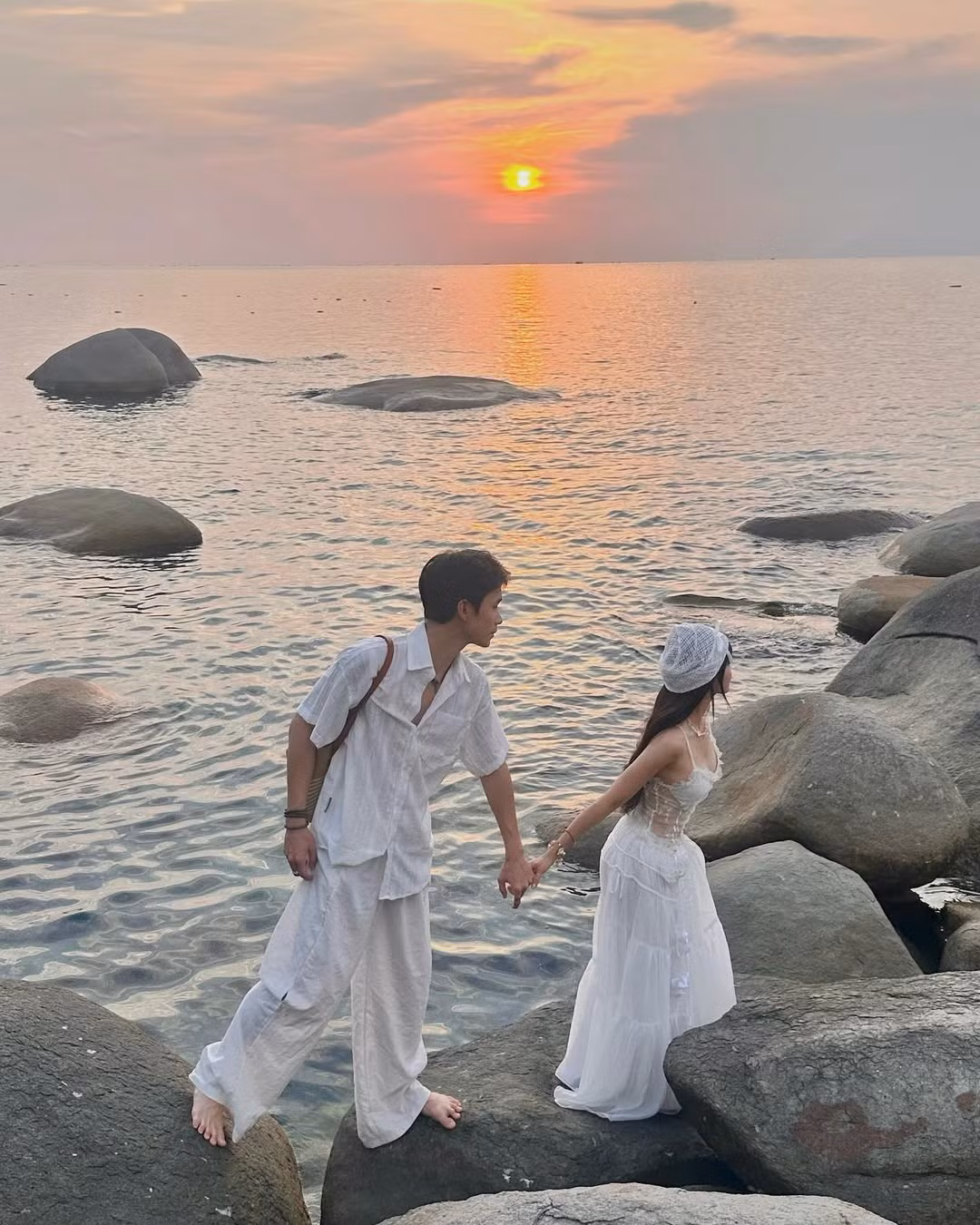 Không chỉ gây chú ý bởi độ tình tứ, cặp đôi còn khiến người xem trầm trồ vì gu thời trang ăn ý và thần thái ngút ngàn.