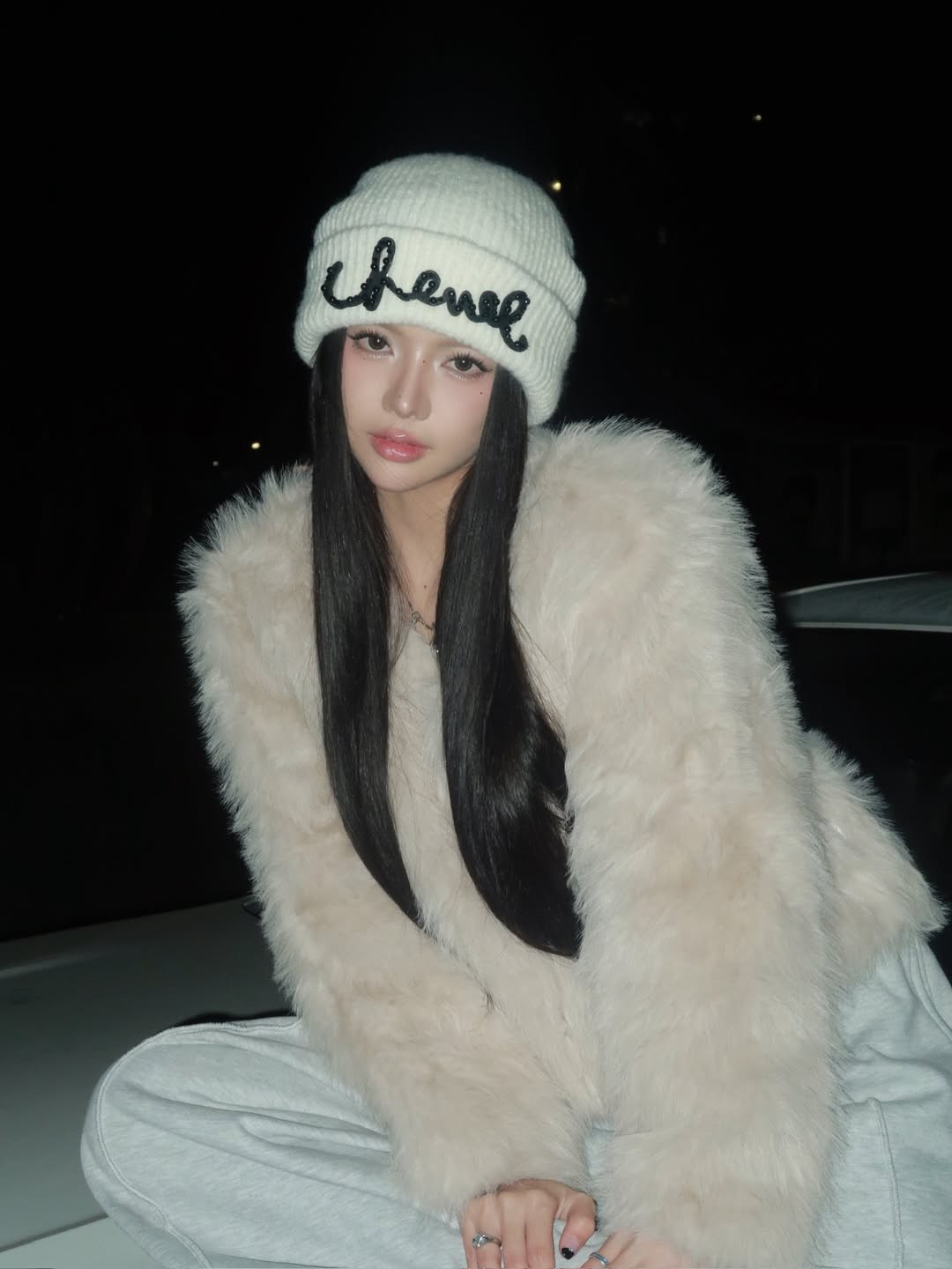 Điểm nhấn không thể bỏ qua chính là chiếc mũ len bản to với dòng chữ thêu cách điệu. Chiếc mũ không chỉ giữ ấm mà còn là "trợ thủ" đắc lực giúp ôm trọn khuôn mặt, làm nổi bật đôi mắt và sống mũi cao thanh tú của cô nàng. (Ảnh: IGNV)