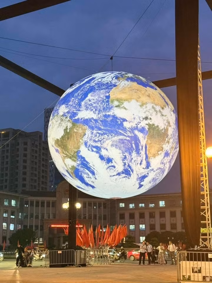 Sức hút của "Gaia" không chỉ dừng lại ở tính thẩm mỹ và độc đáo. Mô hình này còn mang một sứ mệnh quan trọng, đó là lan tỏa thông điệp bảo vệ môi trường và nâng cao ý thức gìn giữ hành tinh xanh. (Ảnh: Tổng hợp)