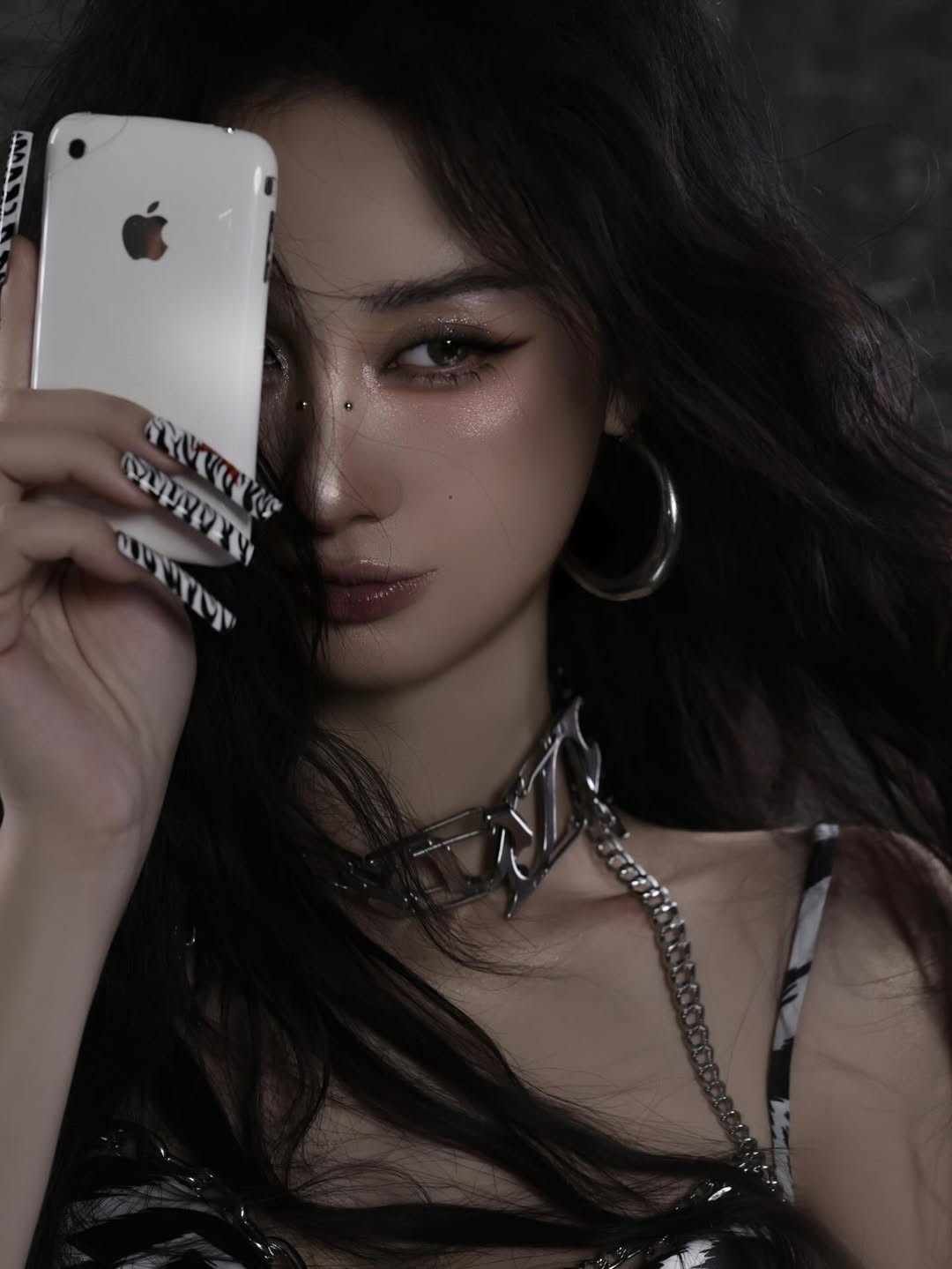 Điểm nhấn đặc biệt nằm ở lối trang điểm sắc sảo với đôi mắt được nhấn nhá bằng đường eyeliner sắc lẹm và đính đá ở sống mũi, mái tóc được đánh rối tự nhiên, tạo cảm giác hoang dại và lôi cuốn. (Ảnh: IGNV)