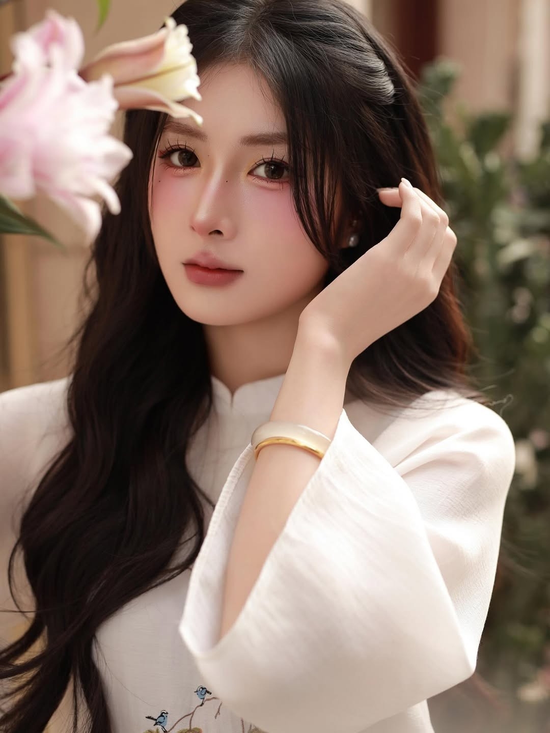 Trong không khí rộn ràng của những ngày giáp Tết, Quỳnh Alee đã chọn cho mình tà áo dài trắng tinh khôi với điểm nhấn là những họa tiết hoa thêu tay tinh tế. (Ảnh: IGNV)