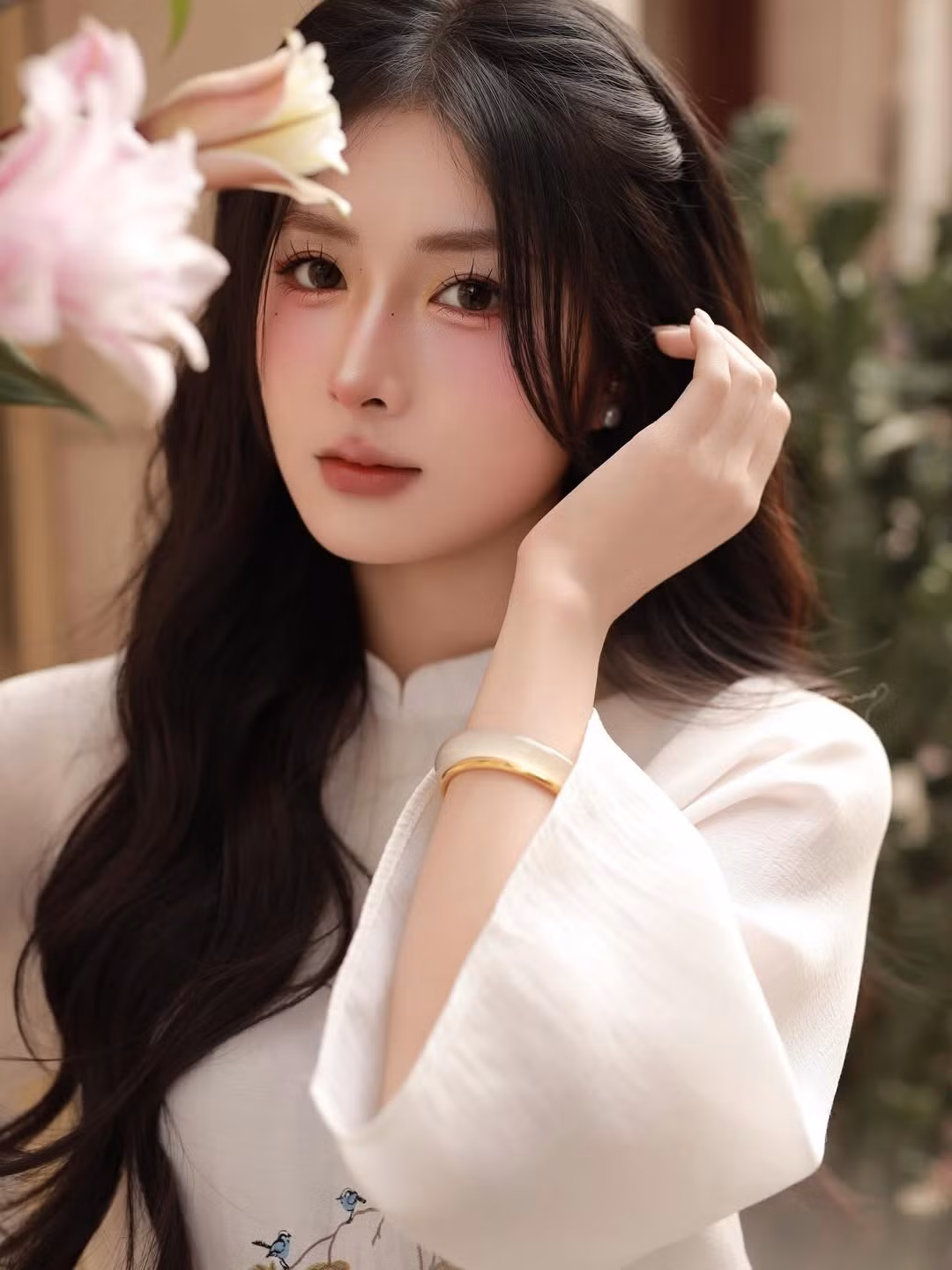 Trong không khí rộn ràng của những ngày giáp Tết, Quỳnh Alee đã chọn cho mình tà áo dài trắng tinh khôi với điểm nhấn là những họa tiết hoa thêu tay tinh tế. (Ảnh: IGNV)