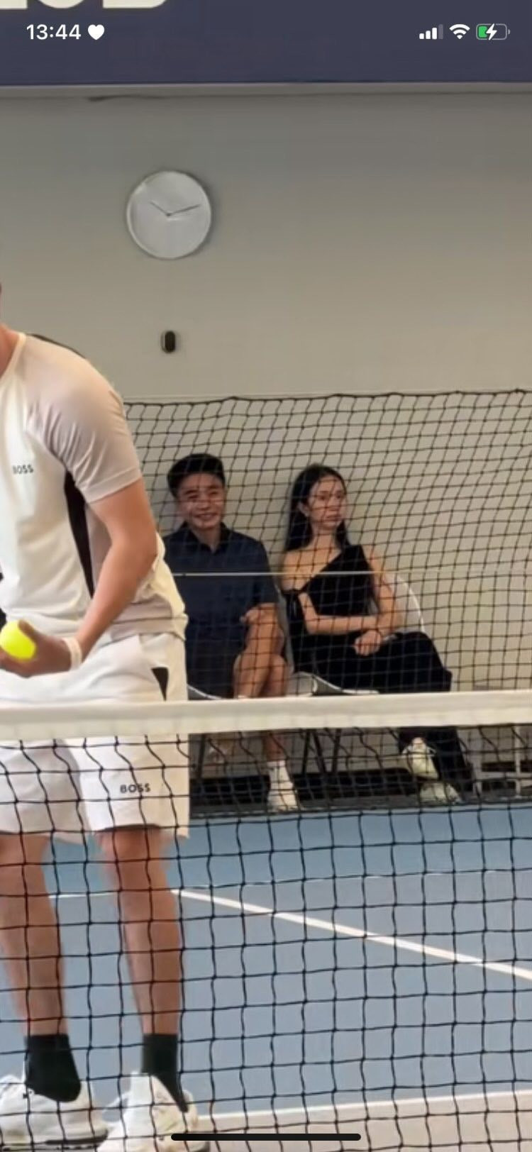 Đặc biệt, hình ảnh Duy Nhỏ ngồi cạnh một cô gái lạ mặt trên sân pickleball được lan truyền chóng mặt, khiến dân mạng đặt nghi vấn về "người thứ ba". (Ảnh: Tổng hợp)