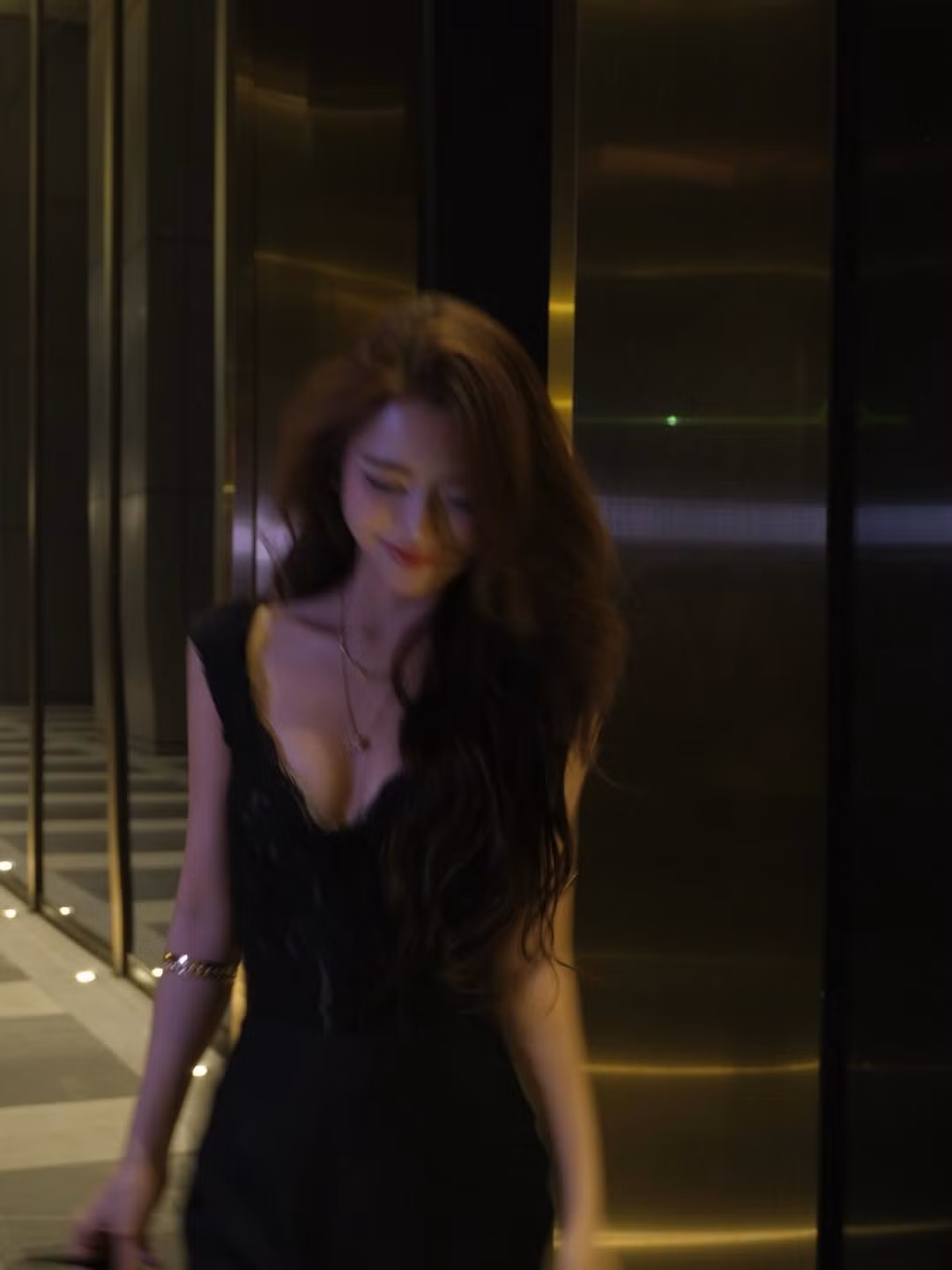 Hoàng Yến đã khéo léo hoàn thiện bộ cánh đêm lộng lẫy bằng những phụ kiện đi kèm vô cùng thời thượng như chiếc kính râm hay vòng tay kim loại. (Ảnh: IGNV)