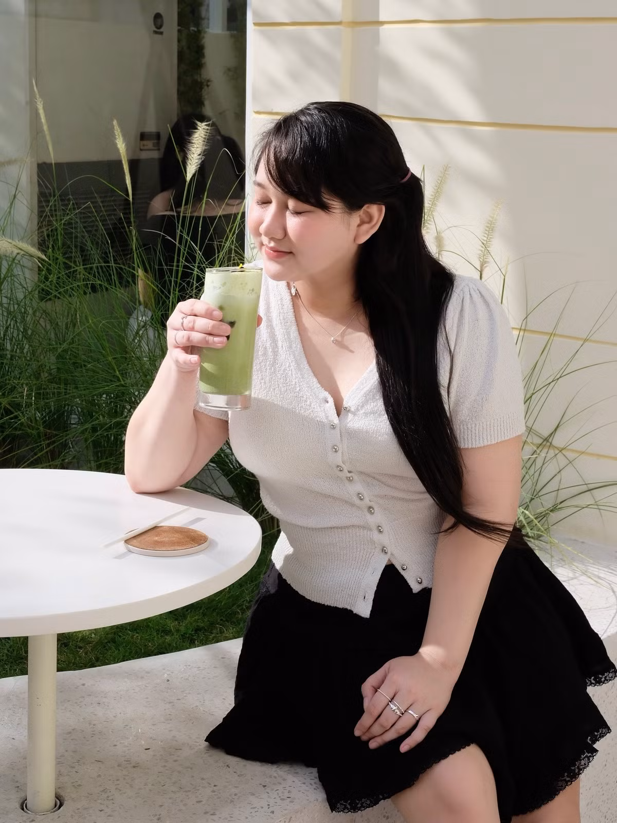 Tuy nhiên, Trúc Anh cũng có giai đoạn gặp khủng khoảng vì vấn đề ngoại hình. Nữ diễn viên tăng 8kg trong thời gian ngắn do cơ địa dễ tăng cân, lại gặp vấn đề về sức khỏe (bị thoái hóa khớp và gai cột sống). Cô từng thừa nhận bản thân cảm thấy mặc cảm, tự ti, thậm chí không dám ra khỏi nhà và hạn chế xuất hiện trước truyền thông để tránh những ánh nhìn soi mói. (Ảnh: @trucanhhh_)