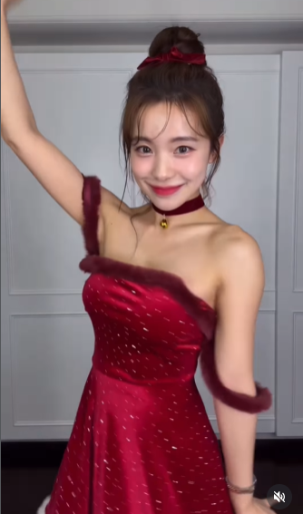 Cô nàng còn tạo điểm nhấn với chiếc choker đỏ có gắn chuông nhỏ xinh, cùng mái tóc búi cao trẻ trung. Chiếc váy này mang lại vẻ ngoài thanh lịch nhưng vẫn không kém phần gợi cảm.