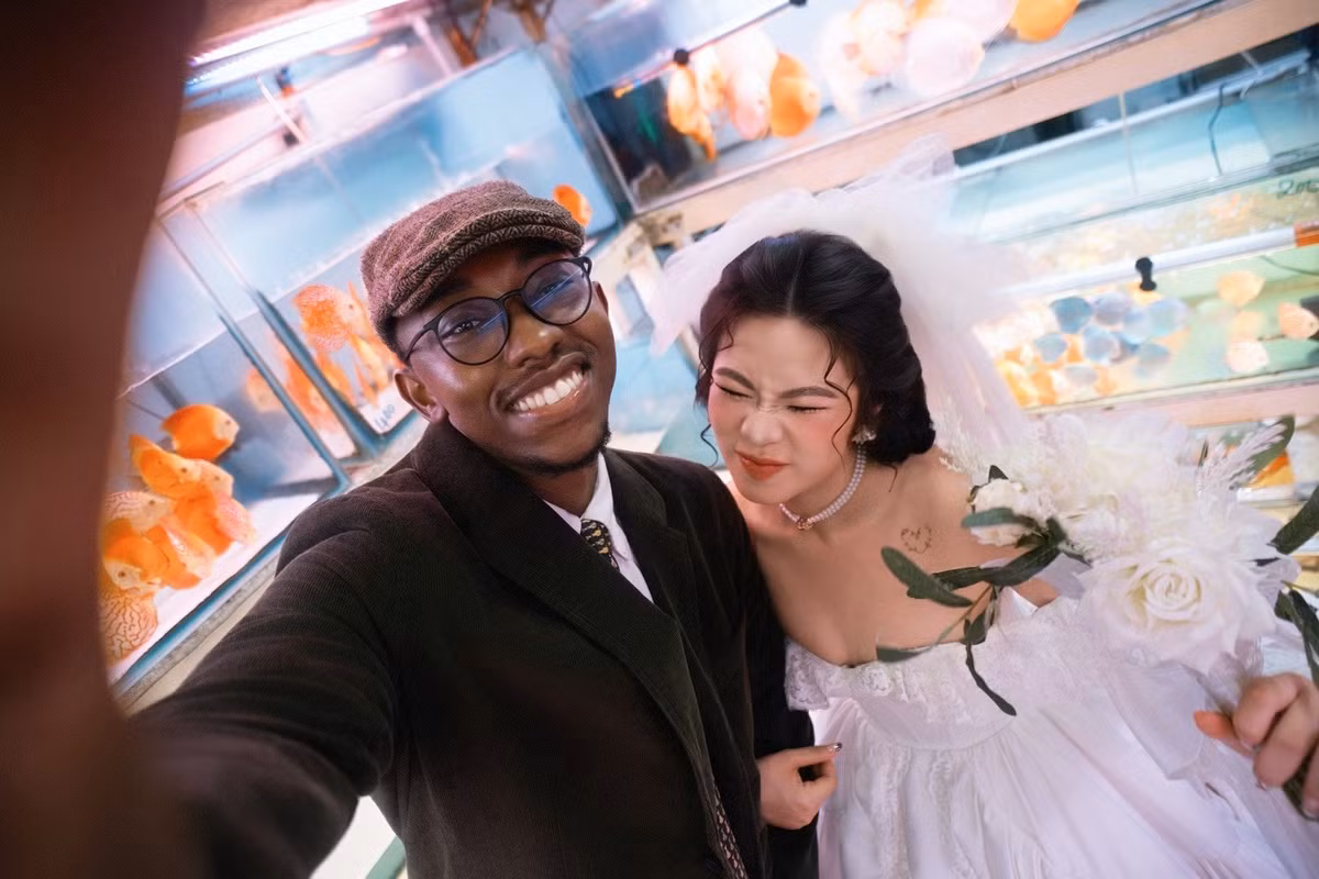 Không chỉ dừng lại ở trang phục cưới lộng lẫy, bộ ảnh của Bee và Dan còn khiến người xem thích thú bởi sự tự nhiên, hài hước và những bối cảnh đậm chất đời sống Việt Nam.