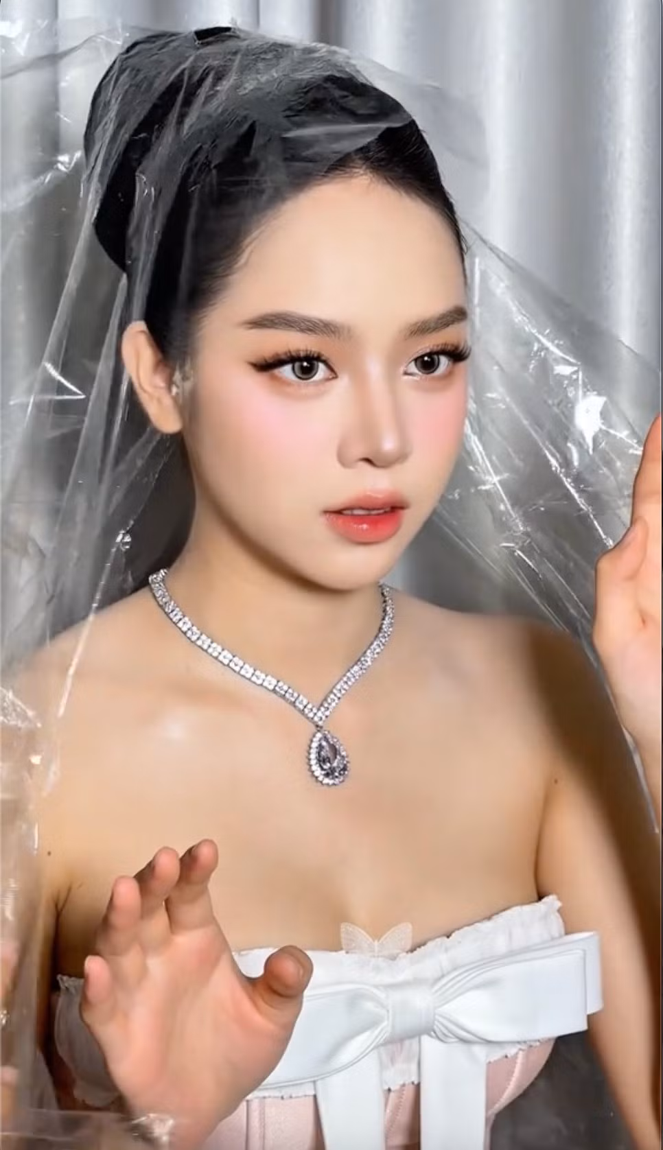 Đu trend hóa thân "búp bê sống" hiện tại, rất nhiều mỹ nhân cũng đã nhận về loạt lời khen ngợi. Khi đu trend, nhân vật chính sẽ hóa thân thành một nàng búp bê với đúng một biểu cảm, được đóng gói trong một chiếc túi bóng đang được "unbox".