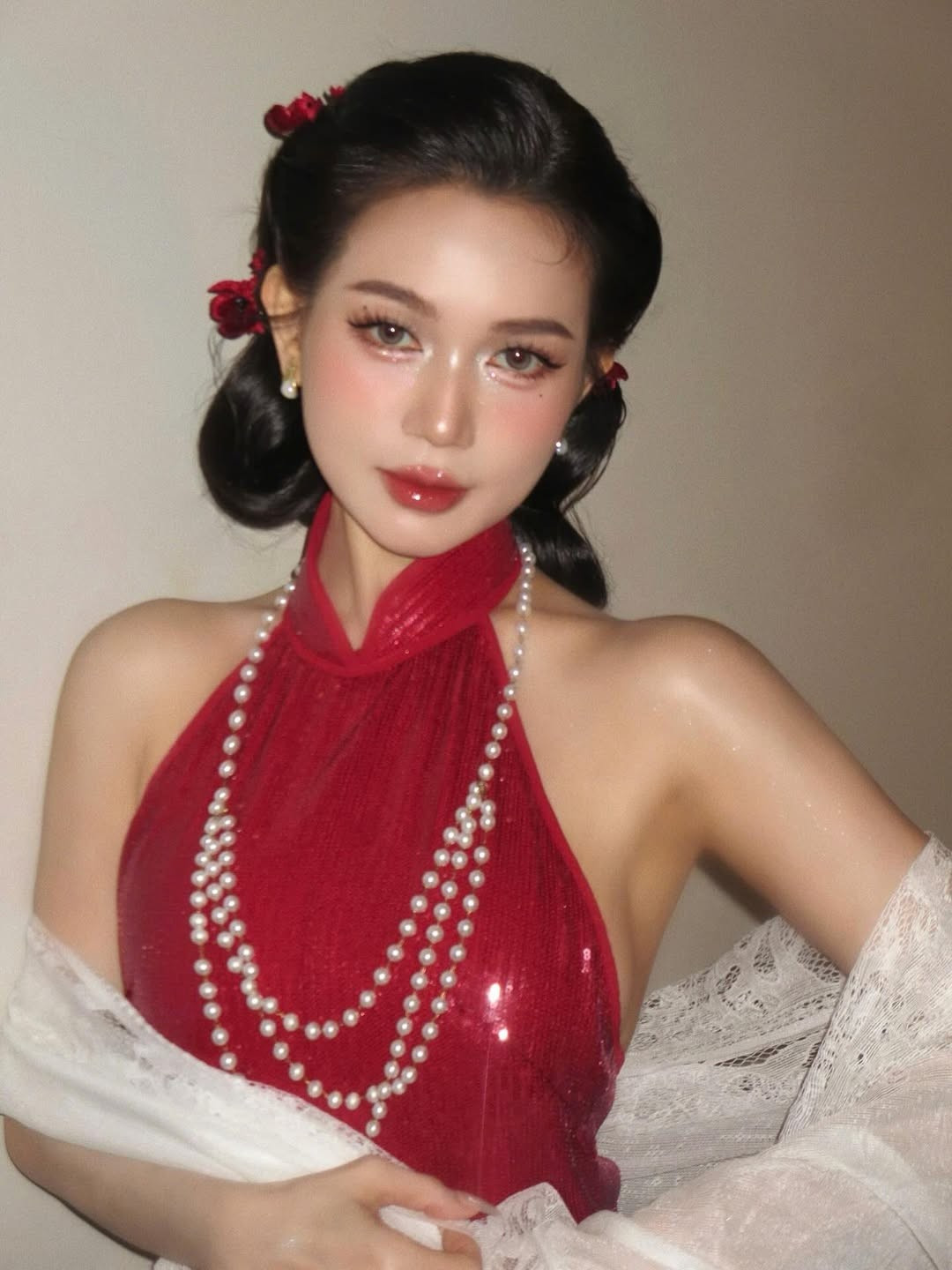 Trong loạt ảnh, Sĩ Thanh xuất hiện với tạo hình cổ điển, gợi nhớ về những quý cô quyền quý thời xưa. (Ảnh: IGNV)