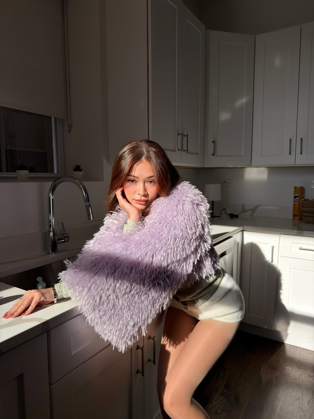 Đối lập với chiếc áo lông đồ sộ, Nguyên Newin chọn chiếc quần short ngắn màu kem, khéo léo khoe đôi chân thon dài và thẳng tắp. (Ảnh: IGNV)