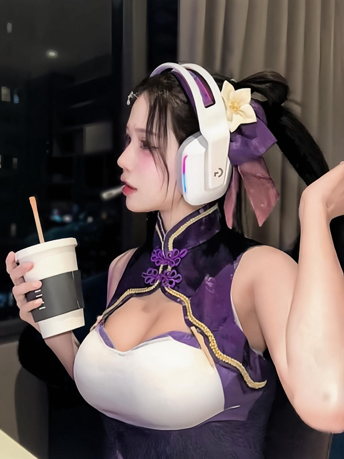 Nhiều người không khỏi trầm trồ trước sự táo bạo và tự tin khoe vóc dáng của Yugi Kiều Oanh. Các bình luận như "Ôi trời ơi, đỉnh quá chị ơi!", "Chỉ có thể là Yugi Kiều Oanh", "Đúng là vừa xinh đẹp vừa quyến rũ" liên tục xuất hiện dưới bài đăng.