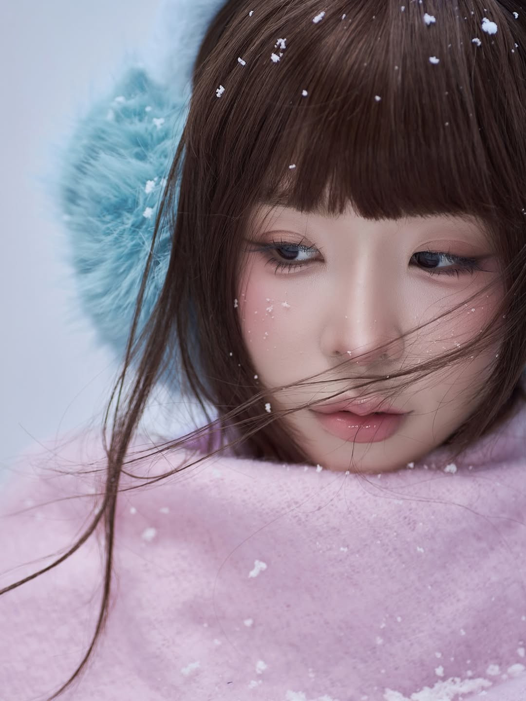 Trong bộ ảnh, Tammy Phạm lựa chọn lối trang điểm tông hồng đào tự nhiên, điểm xuyết những hạt tuyết nhỏ giả trên gương mặt giúp tôn lên làn da trắng sứ mịn màng. (Ảnh: IGNV)