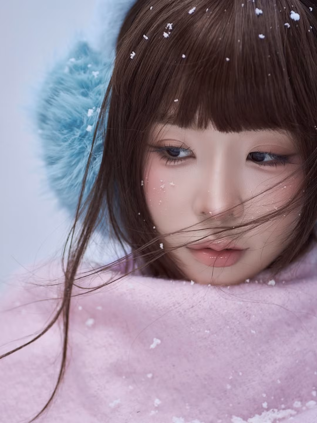 Trong bộ ảnh, Tammy Phạm lựa chọn lối trang điểm tông hồng đào tự nhiên, điểm xuyết những hạt tuyết nhỏ giả trên gương mặt giúp tôn lên làn da trắng sứ mịn màng. (Ảnh: IGNV)