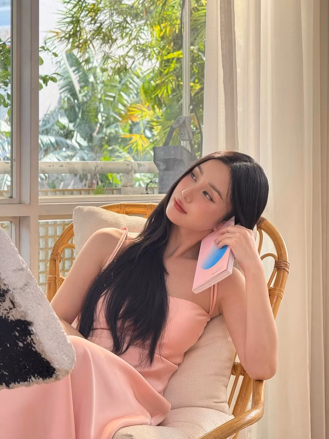 Mái tóc đen dài suôn mượt được buông xõa tự nhiên, càng làm tôn lên gương mặt thanh tú với những đường nét hoàn hảo. (Ảnh: IGNV)