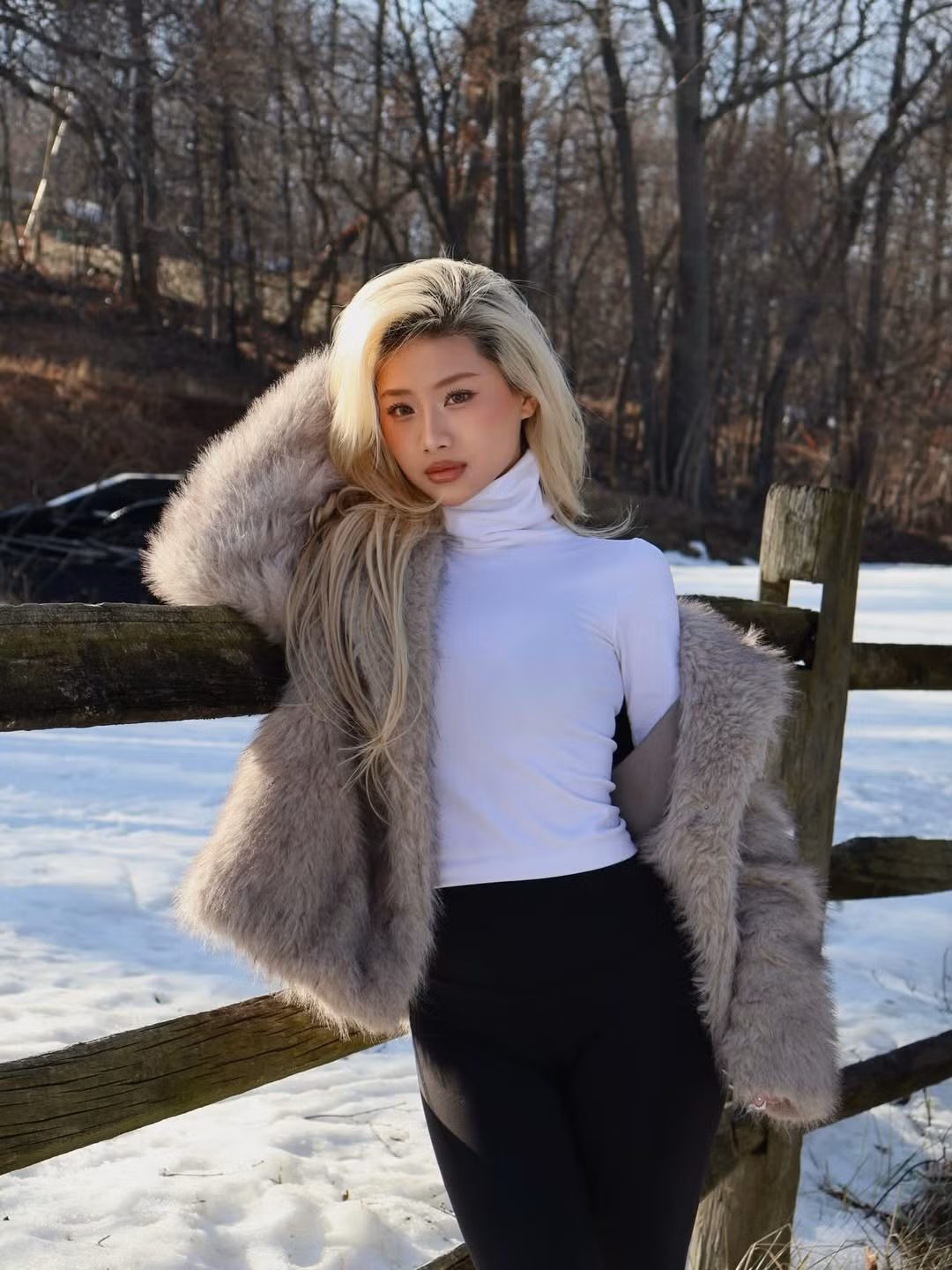 Trong loạt ảnh mới nhất, Louis Phạm khoe nhan sắc ngày càng thăng hạng với mái tóc vàng bạch kim nổi bật - thương hiệu cá nhân của cô nàng. Chọn cho mình trang phục vừa ấm áp vừa sành điệu, cô diện áo cổ lọ trắng tinh khôi kết hợp cùng áo khoác lông xám sang chảnh. (Ảnh: IGNV)