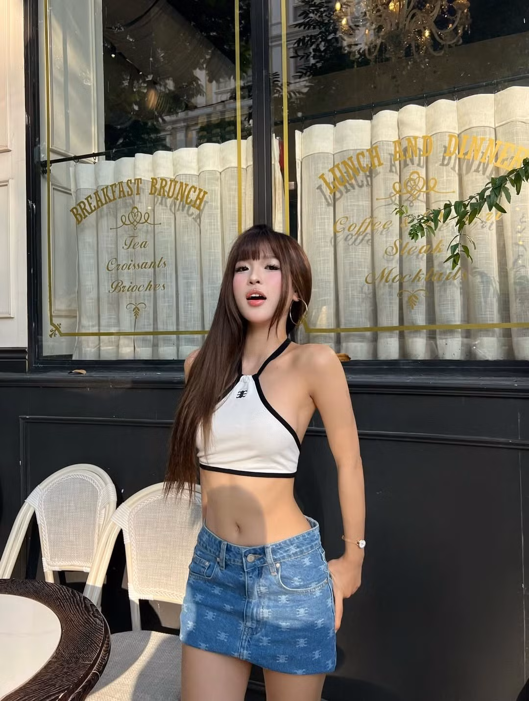 Phụ kiện đi kèm là đồng hồ đeo tay nhỏ xinh, khuyên tai tròn lớn và mái tóc nâu hạt dẻ được cắt mái bằng, giúp gương mặt cô nàng thêm phần ngọt ngào, "hack tuổi". (Ảnh: IGNV)